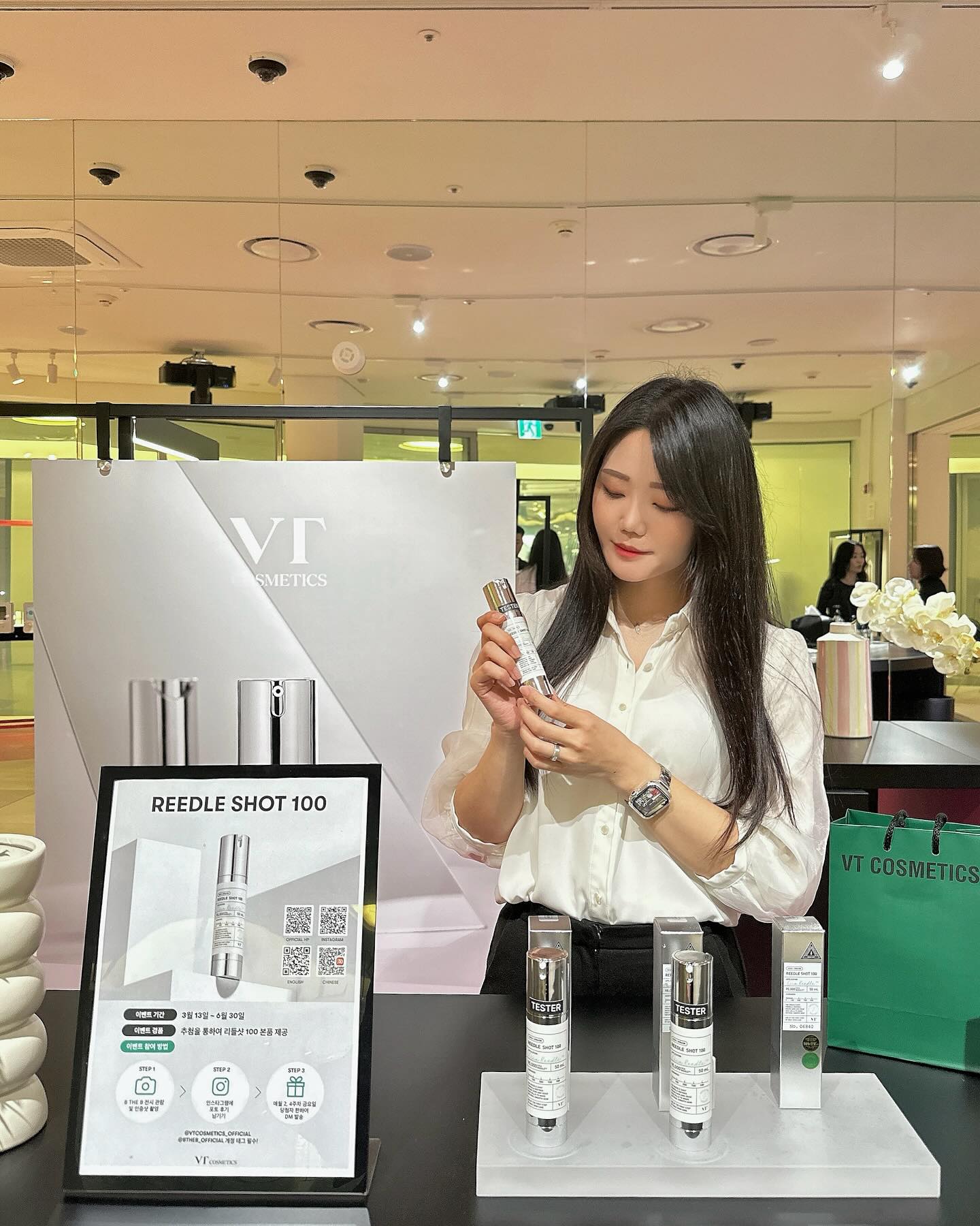 #협찬 #비더비셀렉전시 

DDP에 위치한 비더비 셀렉 전시에서 VT코스메틱 제품을 
만나볼 수 있는데, 특히 요즘 핫한 리들샷 제품을 체험할 수 있어 
정말 좋았어요🤍

만나볼 수 있는 제품은 리들샷 100, 리들샷 300, 리들샷 700, PDRN 에센스 100, 레티에이 크림 0.05로 동대문 가면 비더비 
전시에 가셔서 VT코스메틱 제품 꼭 만나보세요🙌🏻🙌🏻

❣비더비 셀렉 전시 방문자 대상 프로모션
일정 : 3/13 - 6/30
추첨을 통해 리들샷 100 본품 제공
① 비더비 전시 관람 후 인증샷 촬영
➁ 인스타그램에 vtcosmetics_official 과 btheb_official 계정 태그하여 포토후기 남기기
➂ 매월 2 주차, 4 주차 금요일 당첨자 한해 DM 발송 후 경품 택배 발송

https://btheb.sba.kr/

⏰ 오후 12-8 시 운영(매주 월요일 휴관)
📌 서울 중구 을지로 281(DDP마켓 지하2층)

.
.
.
.
.

#비더비셀렉전시 #VT코스메틱 #VT리들샷 #슬로우에이징 #피부운동 #바르는디바이스 #피디알엔 #DDP #뷰티템 #뷰티스타그램 #instabeauty #기초제품추천 #리들샷 #동대문데이트 #동대문가볼만한곳 #서울핫플레이스 #서울데이트