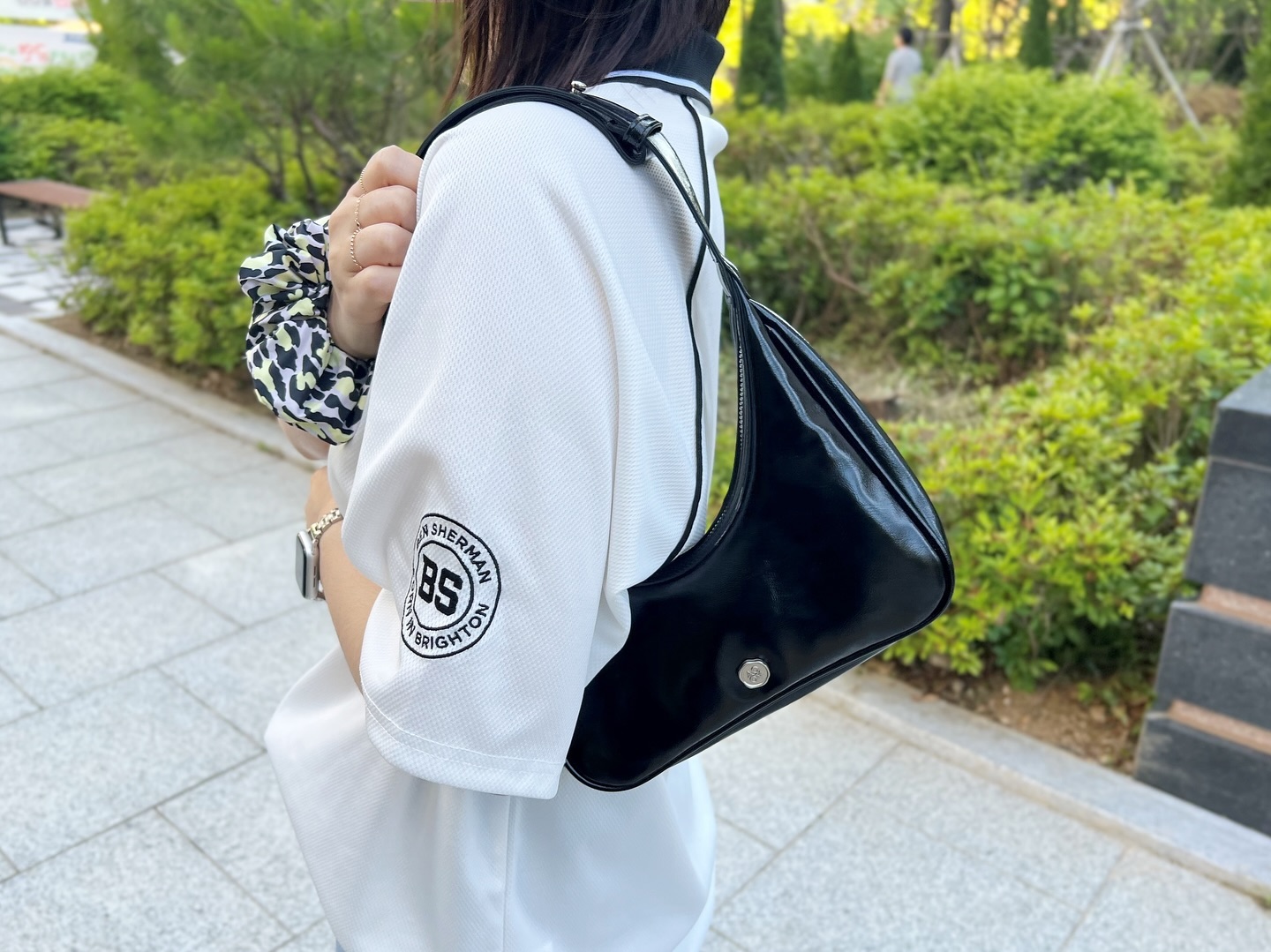 제품협찬
.
.
트렌디한 #발레코어 #블록코어 에도 잘어울리는
#디자이너가방브랜드 #아오아오 #AOAO 스윙블랙🖤
귀여우면서도 심플 고급스러운 숄더백✨
다양한 데일리코디에 코디매칭하기 좋아 강추강추🤘🏻
.
aoao_official_ ✨
.
.
#아오아오AOAO #아오아오가방 #아오아오스윙백
#데일리백 #데일리코디 #ootd #미니백 #실버백 #데일리가방
#숄더백코디 #여성숄더백 #디자이너브랜드 #20대가방브랜드
#패션인플루언서 #패션블로거 #숄더백코디 #가방선물 
#하트와몬트 #블로그협찬