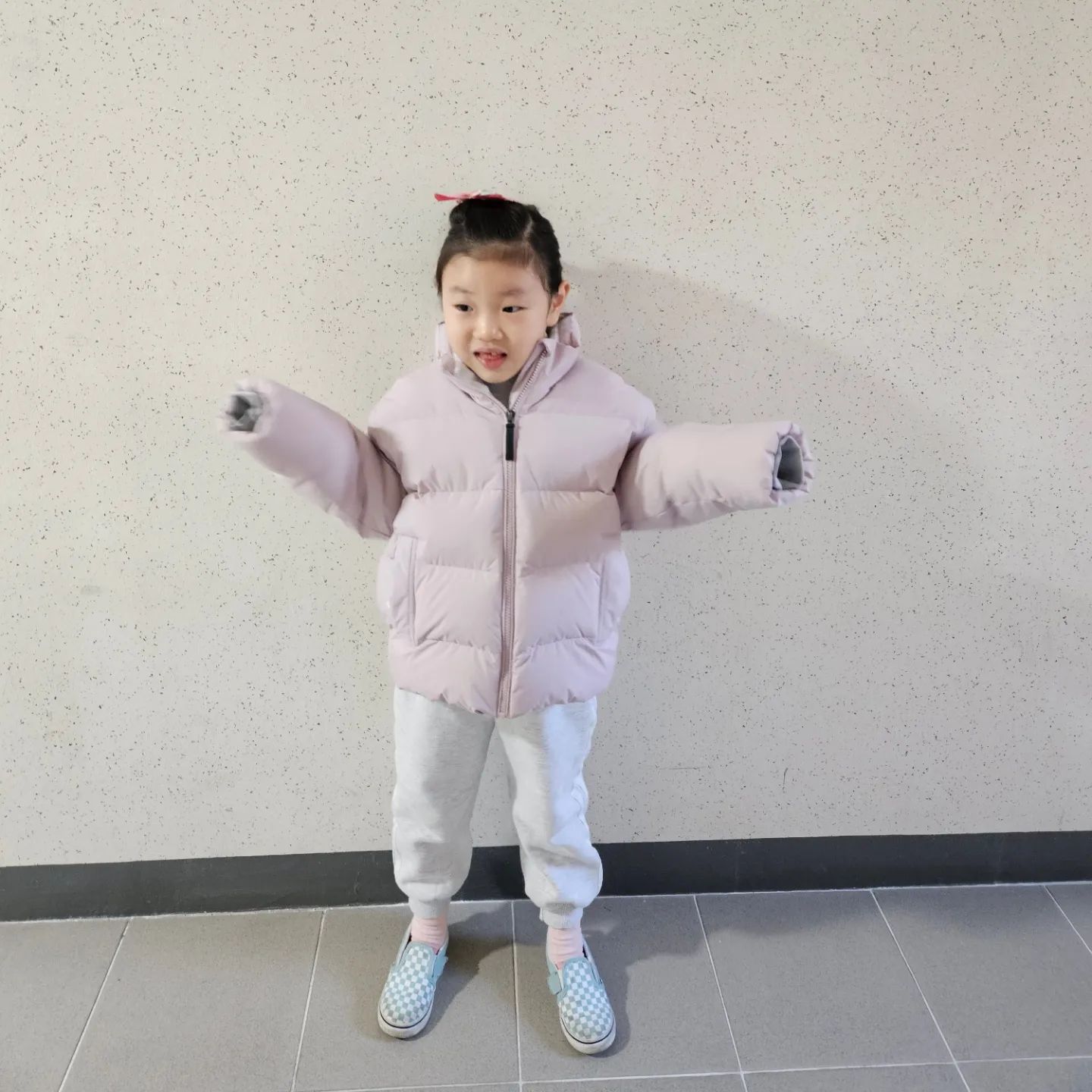 #로로희그램 #등원그램

다들 날씨가 좀 풀렸다는데 나는 추워서
꽁꽁 싸매서 보내기ㅋㅋㅋ

오늘 칠암에서 같이 수업듣는 오빠랑 친구랑 뛰어놀다가 같이 저녁먹으러 갔는데 생각해보니 이렇게 다녀도 밥먹기는 처음

👧 엄마, 엄마는 원래 이렇게 밥먹으러 안가잖아? 오늘은 왜 온거야? 다음에 또 같이 먹으러 가자🩷

#너에게난어떤사람이니ㅋㅋㅋㅋㅋㅋ
#하루길다