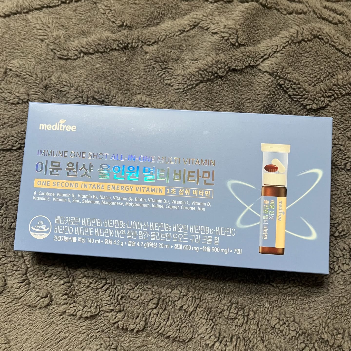 최근 들어 일이 많아져서 매일 피곤을 달고 살고 있었는데,, 간편하게 먹을 수 있는 영양제를 만났어요!
1병에 액상+정제+캡슐이 들어있어서 한번에 비타민 섭취가 가능해서 넘 좋았슴니다! 

시중에 파는 여러가지 영양제들을 먹어봤는데 맛이 쓰거나 먹기 힘든 제품들도 많잖아요?
이 제품은 샤인머스켓 맛이라서 학생들도 충분히 잘 마실거라고 생각합니당+_+! 

비타민과 미네랄 19종이 함유되어 있고 고함량 비타민 B군이라 에너지 충전과 면역관리에도 도움을 준다구 합니당! 그리고 사이즈도 미니미해서 가지고 다니기 너무 편리해요!

남팅구가 아침에 태우러와주는데 사이 좋게 하나씩 나눠가졌답니당,, 전 출근하자마자 원샷 때렸어요!ㅋㅋㅋㅋ 

한국인의 생활습관에 맞춰 필요한 영양소만 넣은 
멀티비타민! 사랑하는 가족들이나 아끼는 친구들에게도 추천할만한 제품인거 같아요! 

#메디트리 #이뮨원샷올인원멀티비타민 #이뮨비타민 #수험생선물 #직장인선물 #공스타그램 #멀티비타민 #마시는비타민 #비타민앰플 #협찬