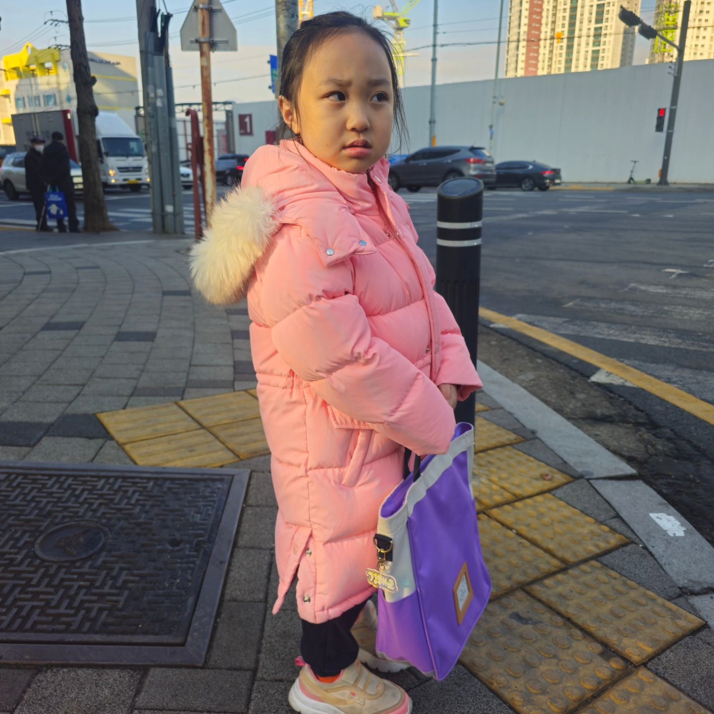 2024.03.13 수요일 #생후2390일
#해교그램
.
학교 가기 싫은데 가야해서 짜증나는 딸의 표정
😠ㅋㅋ

#육아일기 #육아맘 #딸맘 #세젤귀 #세젤예 #도치맘 #딸바보 #느린아이 #등원중 #초딩맘 #등교길