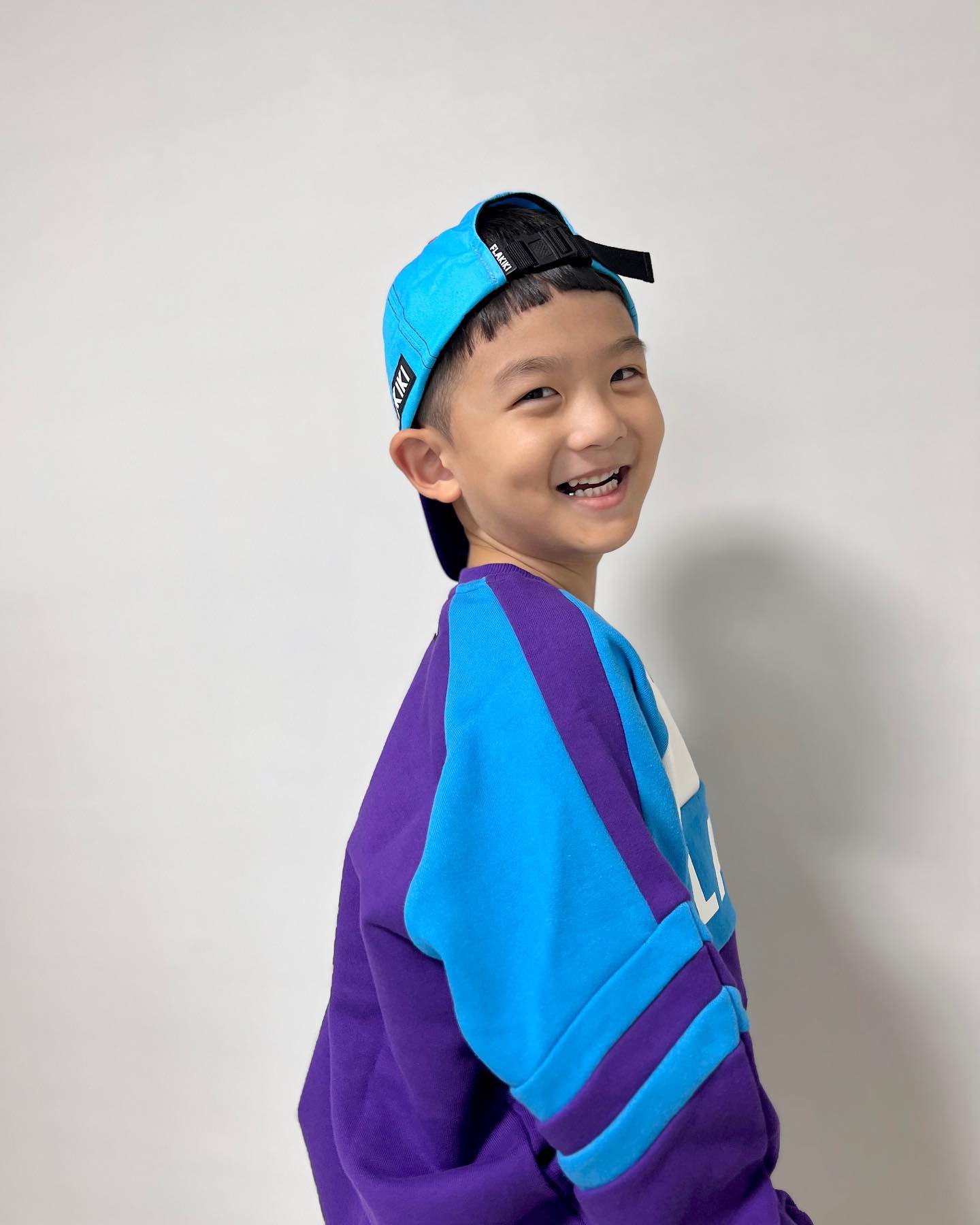 #제품제공 #플라키키
.
23FW FLAKIKI NEW LABEL
BACK TO KIKISCHOOL
.
이번 시즌 레트로한 느낌의 셋업에 모자까지-!
엉아야 그렇게 웃으면 설레잖아😌💜
이번가을도 플라키키 입고 이뻐지는고야
.
.
#먼저이뻐보기
#backtoschool
