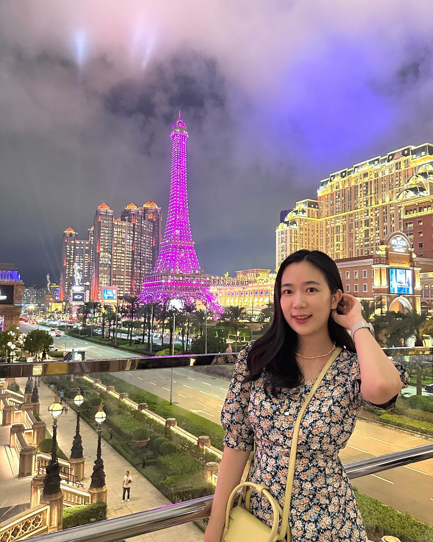 시간이 더 지나기 전에 올리는 마카오 여행 기록 1일차🇲🇴
호텔 투어만 해도 화려함에 눈이 즐거웠다.
에펠탑 뷰는 봐도봐도 좋아

마카오 사진 스팟과 일부 정보 공유🙌

1 파리지앵<->런더너 이동 통로에서 흡연구역으로 나오면 에펠탑 걸치고 사진 찍기 좋음🩷

2 파리지앵에서 베네시안 가는 방향 계단 쪽, 각도를 잘 맞추면 에펠탑과 사진 가능⭐️

3 4 스튜디오시티 에펠탑 뷰 방은 추가금이 붙지만, 일반 룸도 운좋으면 에펠탑 뷰~

5 6 윈팰리스 분수쇼는 앞에서 봐도 멋있다. 케이블카 줄은 진짜 길다.

7 8 9 런더너 사진 찍기 최고

10 첫날 저녁은 딤섬

🇲🇴🗼🏨🥟