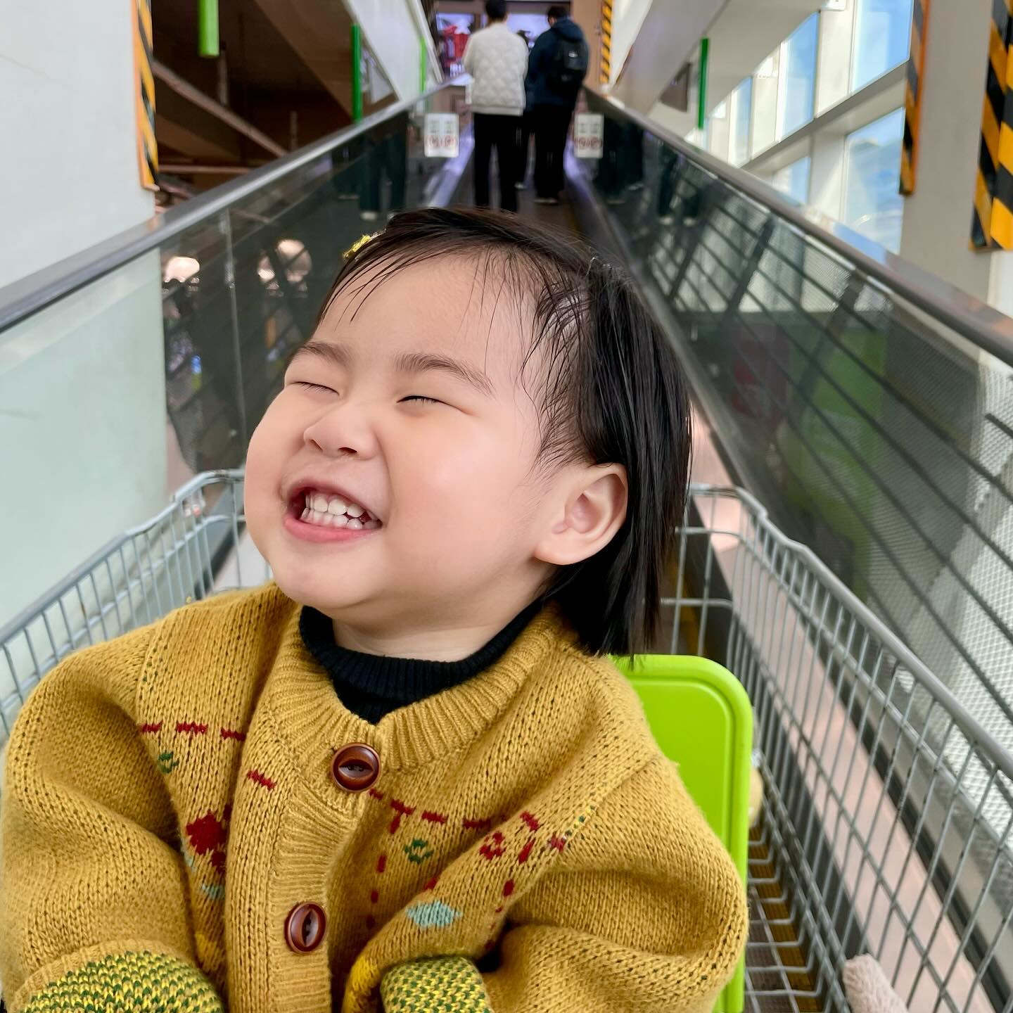 ⠀
⠀
날씨가 이렇게 따뜻해지다니💛
⠀
오늘도 아침부터 엄빠랑 여기저기 다니는 나요니
날 좋을 때 더 많이 놀러다니자🐥
⠀
⠀
#페흐도도 #커플신발 #봄날씨 #아기옷추천 #육아소통
#아기신발 #아기ootd #아기와가볼만한곳 #실내데이트
#육아스타그램 #생후550일 #ootd #딸맘 #18개월아기
⠀