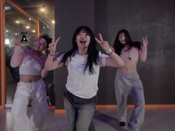 아이돌 놀이 재밌다 그치 ㅎㅅㅎ ? ❤︎
다음 노래는 뭘 해볼까 ~~~

📍 imnewdance_official 
🎧 illit_official #magnetic 

#jye #jyechoreography #dancer #choreo #choreography #imnew #imnewdance #follow #like 
#illit #hybe #magnetic #kpop #song #challenge 
#코레오 #아임뉴댄스 #안무가 #안무