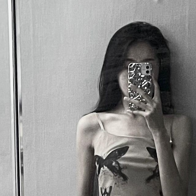  ᴊᴜɴɢ sɪʀᴀ☆ on Instagram: "너무 더워"