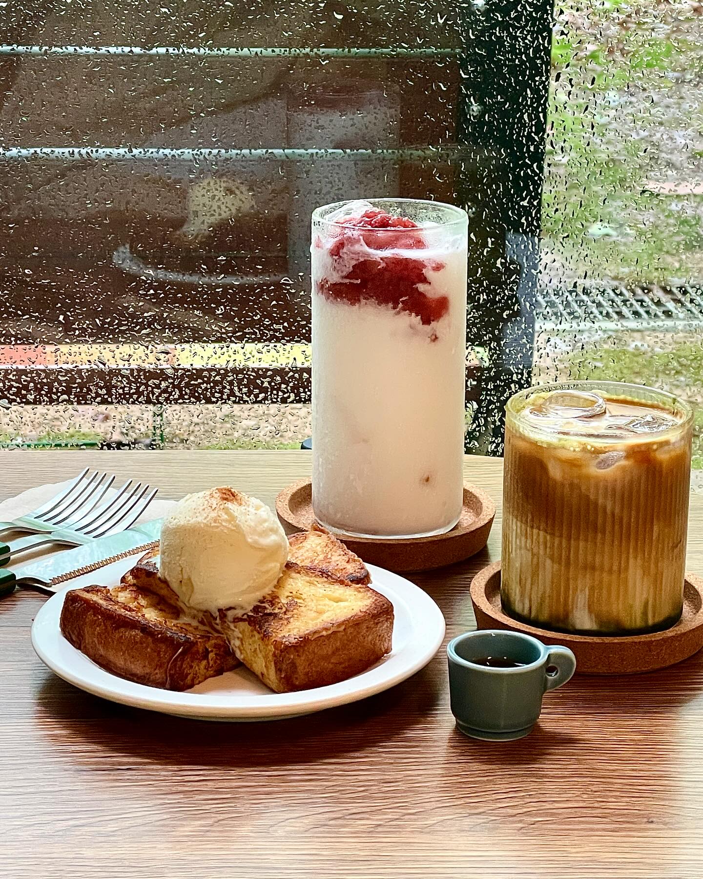 카페협찬 #스너그린
_
비오는 날🌧️ 방문해도 분위기 좋은
밤리단길 애견 동반 가능한 카페.
조용하고 아늑한 분위기에
책읽기도 좋고, 야외공간도 예뻐요-
촉촉하고 따뜻한 프렌치토스트에
차가운 아이스크림 같이 먹으면 꿀맛이고,
딸기 듬뿍 들어가 달콤상큼한 딸기라떼,
말차라떼도 쌉싸름하면서 맛있어요!💚