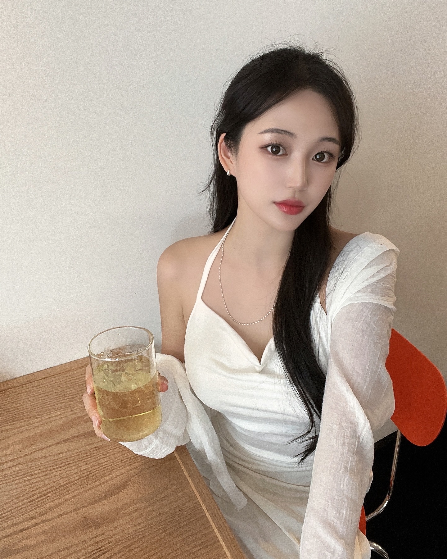 굶는 다이어트 절대 반대하는 나…🍏

굶으면서 다이어트 하면 먹고픈 음식 더 땡기고,
들어오는 에너지원이 없으니 하루가 계속 피로하고,
근육 다 빠지고, 살 빼더라도 나중에
요요 금방 오더라구요 !! 진짜 안좋음!!!!ㅠ🚫

그래서 저는 요즘 건강한 음식으로 배고프지않게
잘먹으면서 다이어트 중인데, 마시는걸 너무 좋아해서
음료 끊기가 너무 어려웠어요ㅠㅠ

그래서! 꼼꼼히 골라 선택한 제품 소개드려요!

사실 진짜 제대로 된 다이어트가 처음인 사람으로써
좋아하는 음식의 건강한 대체품을 찾는게 정말
중요한 부분이란 생각이 점점 들더라구요!

(대체품 찾을 때도 성분 꼼꼼히 보고 구매하는거 필수임!!!)

그렇게 합격한 <에버슬림 애플 다이어트 10일!> 입니다. 
애플페논과 난소화성말토덱스트린이 함유되어 
체지방 감소 & 혈당 상승 억제(중요!), 배변활동까지
도움주는 만능템! (맛있다고 두개 먹지는 말긔..)

다이어트 중에도 사과주스 맛으로 맛있게 벌컥벌컥
마시면서 다욧트 할 수 있어서 저처럼 액상과당
못끊는 분들께 강강추추 합니당 ㅎㅎ

우리 꼭 여름휴가 전에 건강하게 몸 만들어요,,,🤍
파이팅!!!!! 💪🏻💪🏻💪🏻🥹

julieschoice_official 

.
.

#줄리스초이스 #에버슬림 #애플다이어트 #사과주스 #애플페논 #체지방감량 #혈당관리  #여름다이어트 #다이어트제품추천 #다이어트레시피 #다이어터 #다이어트중 #다이어터소통 #다이어트식단 #운동소통 #관리의중요성 #관리하는여자 #자기관리 #셀스타그램 #운동기록