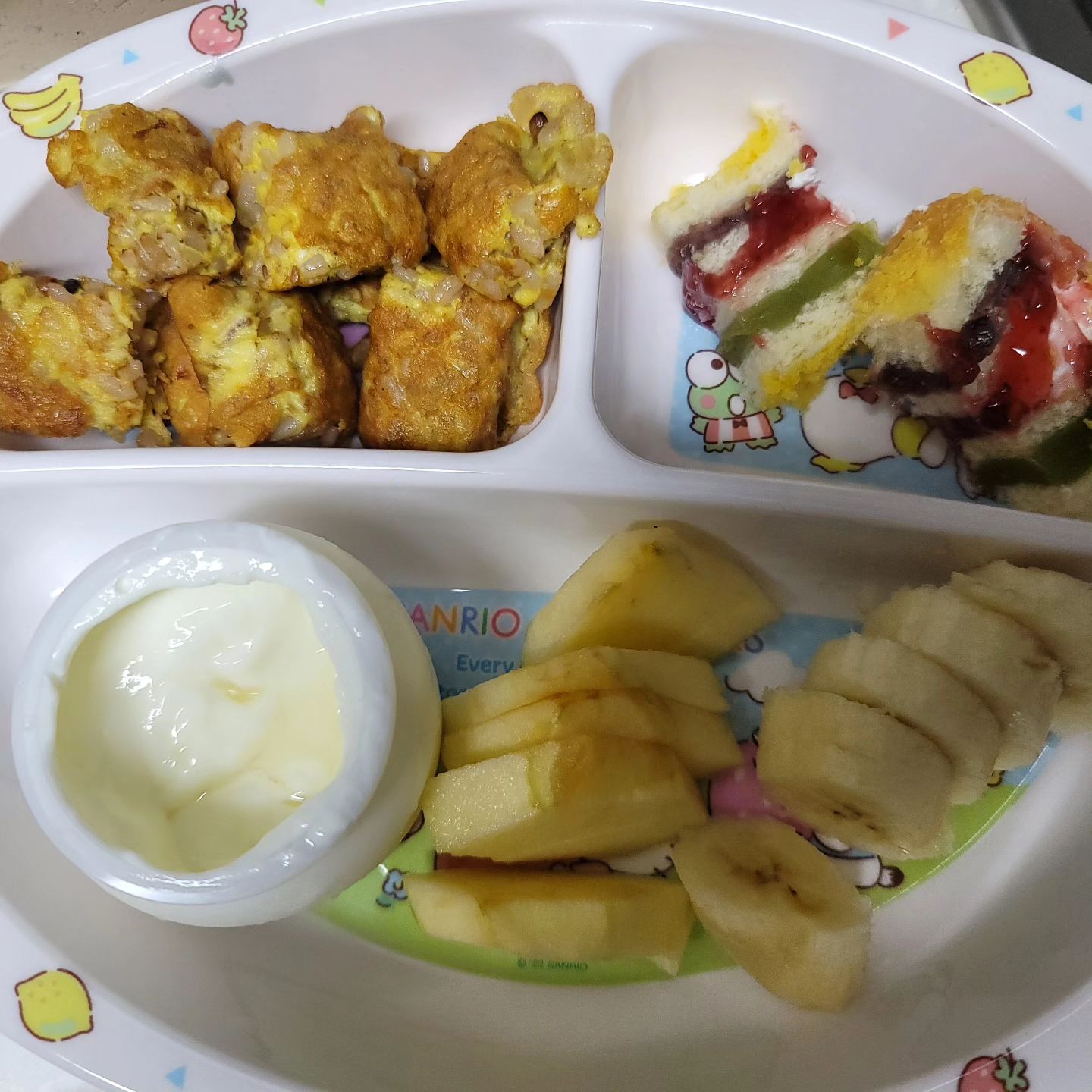 요즘 8세오빠 아침식사🍳
매일 죽 위주로 주다가...매일 늦게 먹는다고 싸워서
이대론 절교하겠다 싶어 지지난주부터 바꾼식단
매일매일 조금씩 다르게해서 대령!!!(상전이 따로없네)
계란에 밥들어갔다고 먹기싫다네~~(눈빛으로 욕했더니 2개 먹더군) 진짜 전쟁이다 전쟁!!

#잘좀먹어주라 #엄마힘들다 #625때전쟁은전쟁도아니야
#참을인백만개 #웃으며살자 #내일은뭐해주지 #검색검색검색 #건강하자
