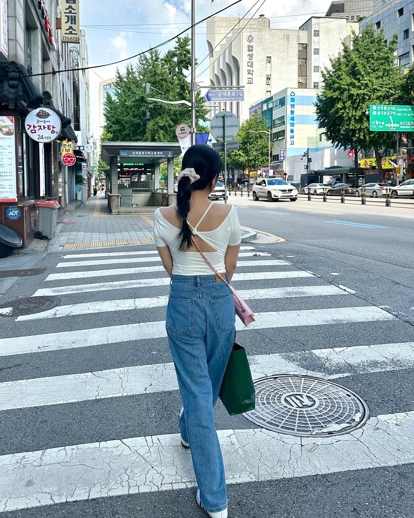 #협찬 
취미발레 4년차는 일상에서도 발레코어🩰
뮤블리나 컬렉션 덕분에 예쁘고 편안한 운동복 코디🩷
데일리로도 많이 입고 발레수업 때도 자주 입는답니다🙌

👗
상의 : 뮤블리 숏슬리브
스커트 : 뮤블리 메쉬 스커트
레깅스 : 에어 플러스 바이커 쇼츠

mulawear_kr
#뮬라웨어 #mulawear #스타일리시 #애슬레저 #뮤블리 #발레코어 #발레코어룩 #숏슬리브코디 #메쉬스커트 #운동복추천 #운동복코디 #레깅스추천 #레깅스코디룩 #일상 #오오티디 #오늘의코디