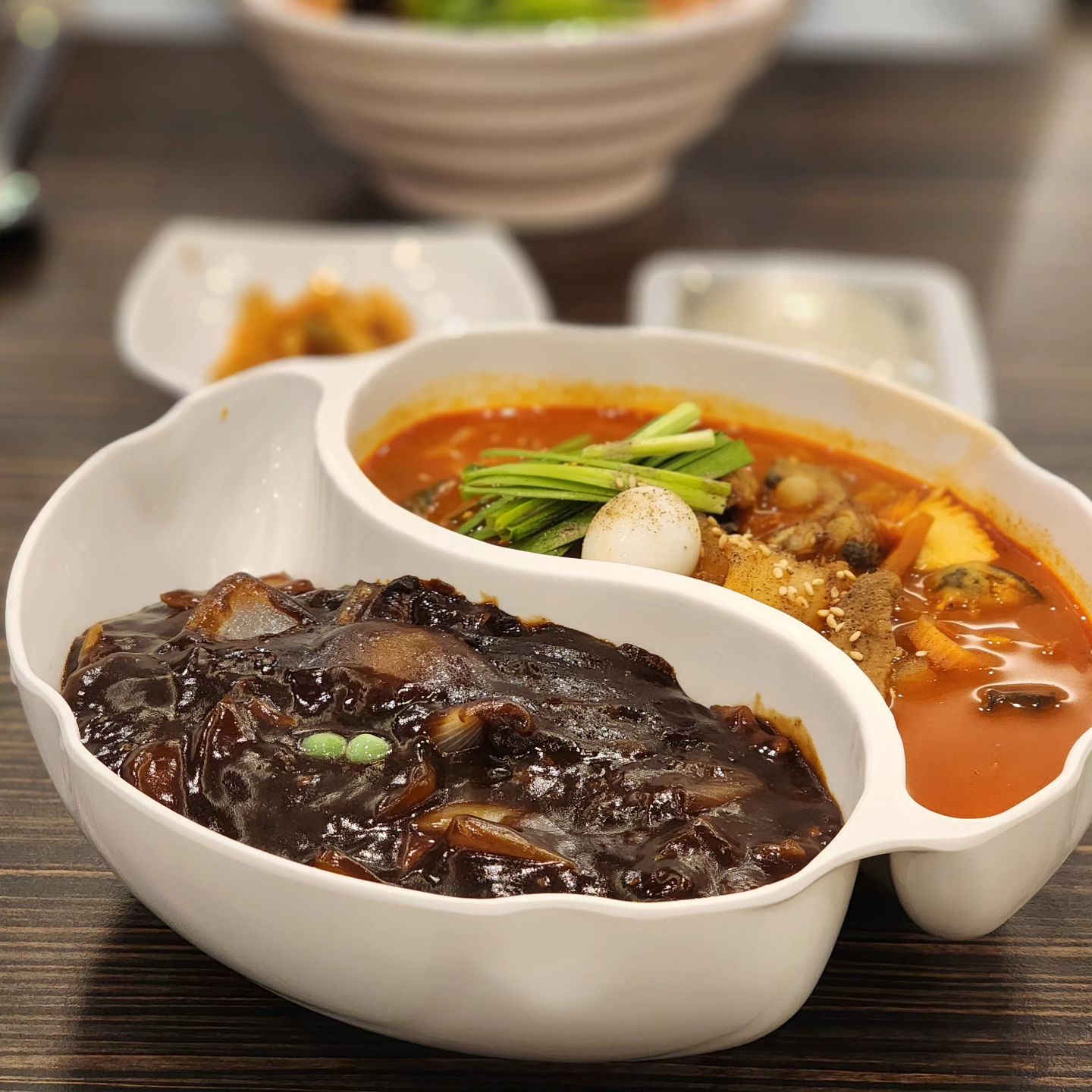 반반

짬짜면 오랫만이네🥣
눈이오니까 짬뽕이 생각났는데 주문하려하니
짜장면도 먹고싶어져 ........
이럴때 짬짜면 쵝오넹~
남김없이 다 먹었다~

#짬뽕지존 #짱짜면 #눈오는날
#짬뽕 #남김없이 #좋은날