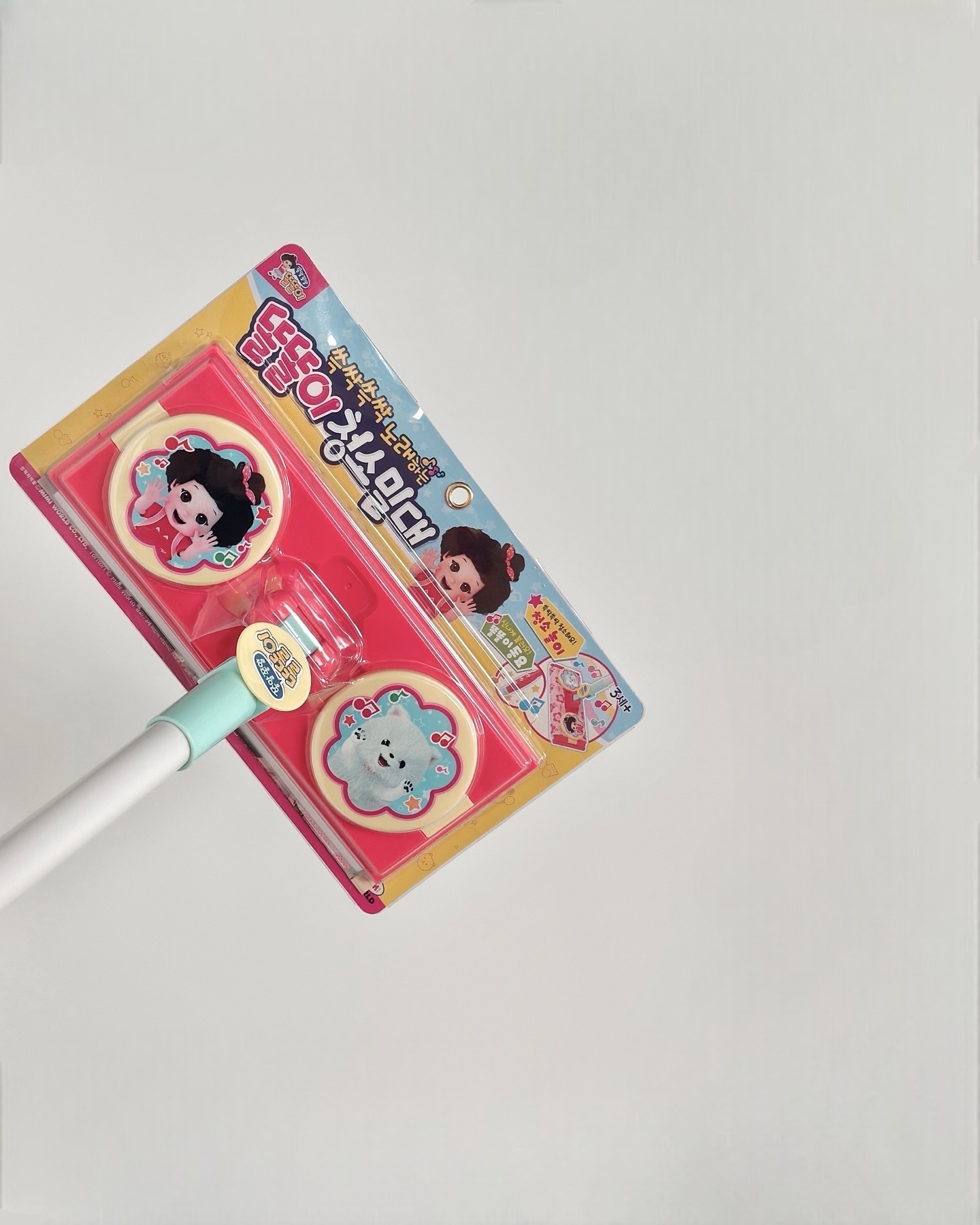#협찬 x mimiworld_official
#미미월드 #똘똘이청소밀대
💌 ᴛʜᴀɴᴋ ʏᴏᴜ(●’◡‘●)ﾉ🩷

맨날 제가 청소 🧹밀대 밀고 다닐 때마다
자기도 한다고 난리 난리였던 쩨쩨🙈
이제는 쩨쩨만의 #청소놀이 🧺
#쫑알쫑알똘똘이 청소 밀대가 생겼어요.🫧

실제 청소 밀대와 🧹똑같이
똘똘이 청소 밀대에 청소포를 끼우고,
쓱싹쓱싹 청소 놀이 가능💛
밀대에서 ✨반짝반짝✨불빛이 나오고
똘똘이 동요도🎶 3곡이나 나와서
요즘 우리 쩨쩨
너무 신나게 노래하고 🎤춤추며💃🏻
청소 놀이해요.😁

평소 쩨쩨가 좋아하는 #똘똘이 여서
#똘똘이장난감 과 매일 함께 하는 중🫶🏻