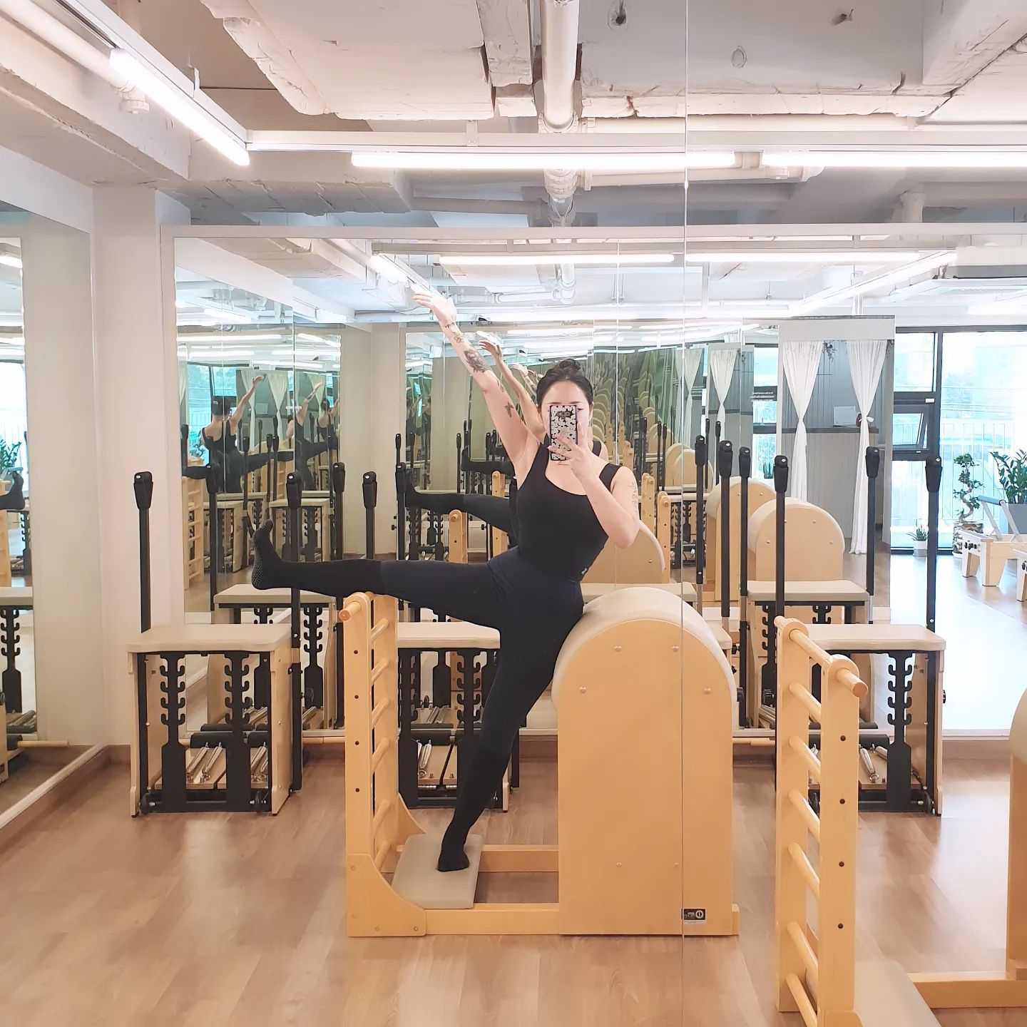 .
오늘의 미라클모닝🙋‍♀️

#바디올로지필라테스_대구
대구 수성구 범어로 89 4층

1년만의 필라테스는 죽을맛이었따ㅎ...ㅎ.ㅎ.....

🙇‍♀️저 1년만에 하는건데 유연성 근력 다 박살나서 수업 못따라갈지도 몰라요
🤷‍♀️잘하실꺼같은데요옹 ?? 회원님들이 처음엔 다 밑밥 뿌리시는데 시작하면 다들 잘하시더라구요 !
강사님... 제 말이 맞았조...?ㅋㅋ

강사님 나보다 작고 마르셨는데 안되는 몸 이리저리 비틀어주시고 잡아주시느라 고생하셧숨댱🥺🥺
티칭이 너무 상세하고 세심해서 편하게 따라갈 수 있었는데 강도는 엄청낫따 ! 바렐할때마다 느끼는건데 어쩜 이런 단순한 모양으로 사람을 요리조리 조질 수 있는지 신기할뿐 !

넓고 환하고 대기구 소기구 구비 완 ! 개인수업 그룹수업 다 있고 가격도 합리적인 곳. 원장님이랑 강사님 두 분 계시는데 두 분 다 햇살 느낌🌞
맨즈, 키즈, 실버 프로그램도 잇찌

#대구필라테스 #필라테스
#수업끝나고 #오운완