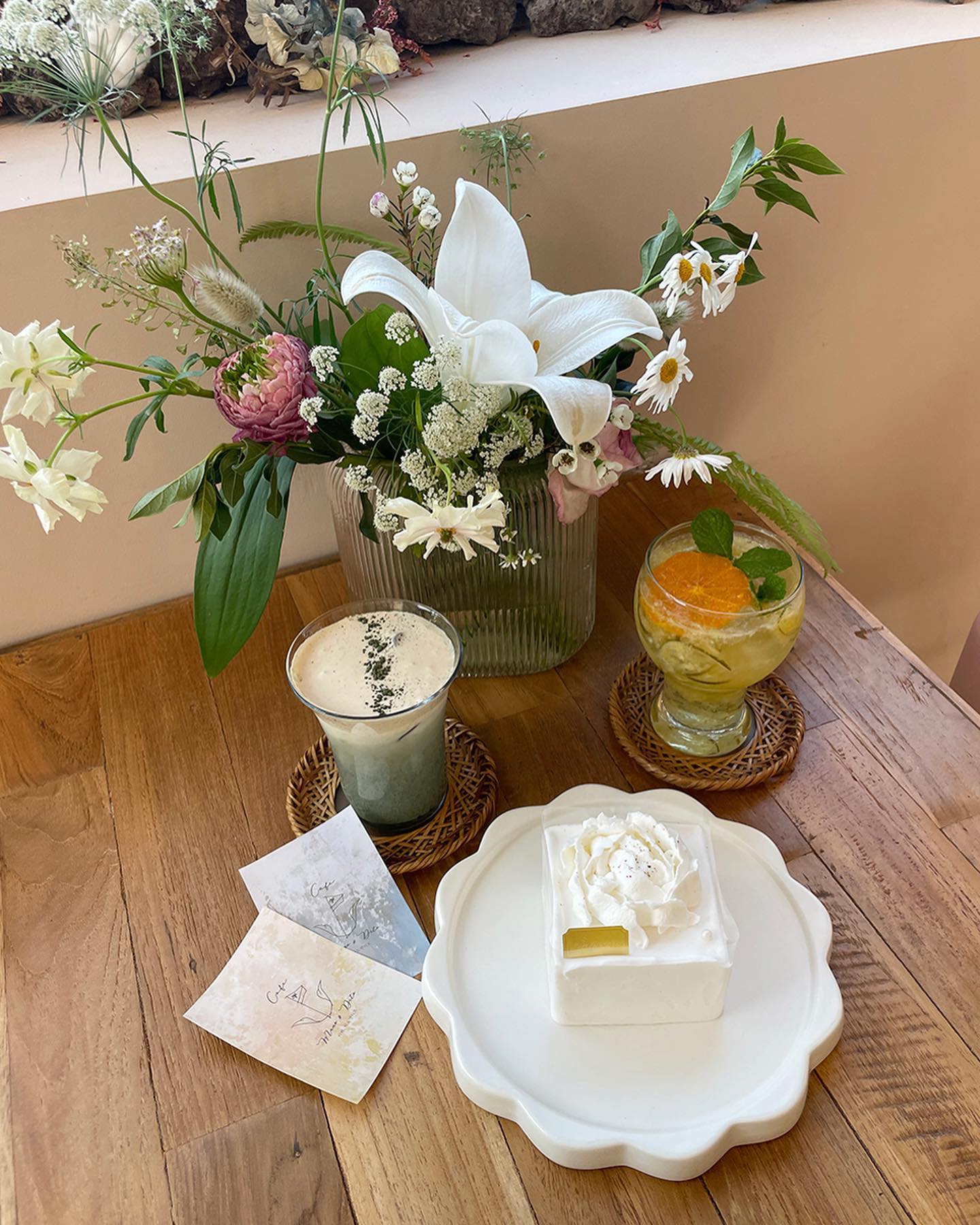 #마노앤디또 #애월카페
 
음료 디저트 분위기 다 좋았던 곳💐 
플로리스트 사장님이 계셔서 매장이 더 화사했던거 같아요🌸🌸🌸 
 
 
 
#협찬 #제주카페 #애월꽃집 #애월맛집