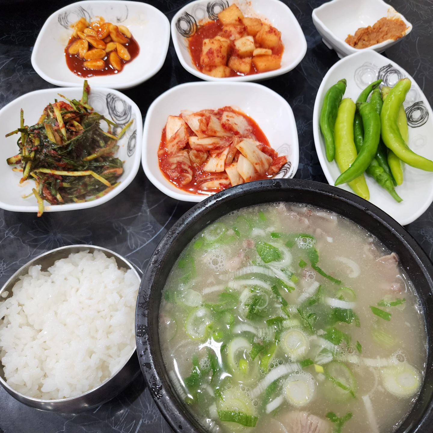 맥도널드 햄버거 먹으러 나섰는데
비가 오네⁉️ 메뉴 급 변경‼️

📍안동소머리곰탕
📍경북 포항시 남구 상공로 107 안동소머리곰탕
📍곰탕 12000원 특곰탕 14000원

찐〰️한 국물
야들야들 부드러운 고기
육향가득한 국물은 한번 맛보면
멈출수가없어유

흰 고깃국에 빨간거 넣는거 싫어하는데
정구지가 있네⁉️ 경상도 사람으로서 이건 못 참지 
정구지무침 팍팍 넣어👏👏👏

나 진짜 오랜만에 맛있는 음식 먹었다💬
요즘 먹는음식들 다 하나씩 맘에 안 드는점이
있었는데 안동소머리곰탕은 만점👋👋

#안동소머리곰탕
#포항소머리곰탕맛집
#포항곰탕맛집