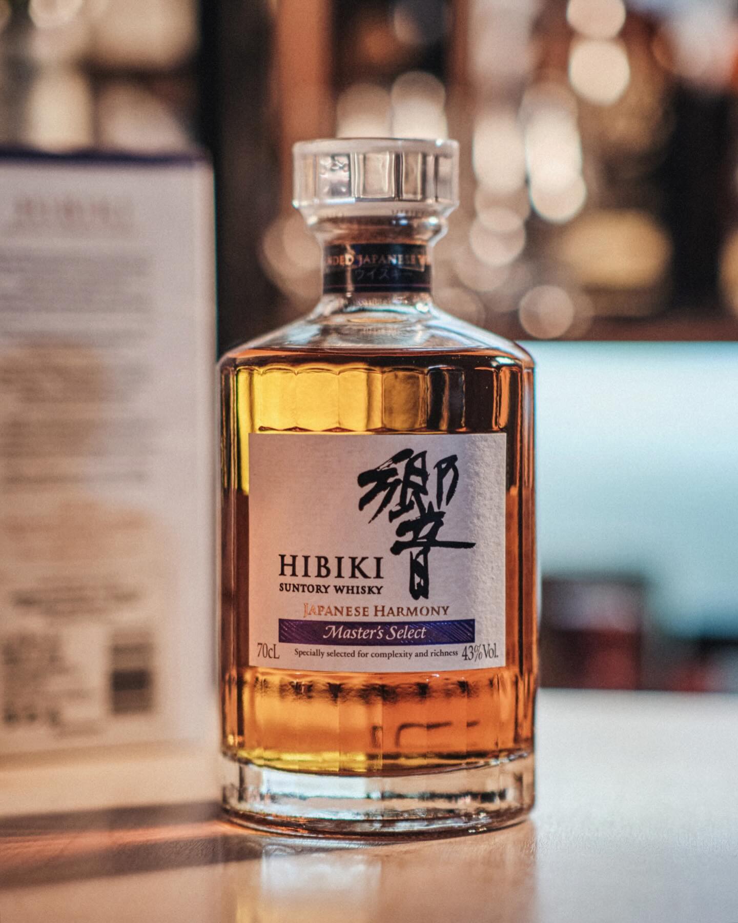 히비키 하모니 마스터즈 셀렉트🥃

면세점에서만 판매하는 제품으로, 일반 히비키 하모니보다 야마자키 원액이 조금 더 들어갔다고 알려져 있습니다.

실제로도 아주 큰 차이는 없지만 좀 더 향긋하고 달콤한 향기가 느껴지는 편이고 맛도 조금 더 달다고 느껴졌습니다ㅎ

부드럽고 맛도 꽤 좋은데, 특히 집에 손님을 초대했을 때 위스키를 잘 접해보지 않으신 지인분들은 이건 좋아하시더라구요! 😁
저도 첫잔으로 자주 즐기는 편!

다 비우고 꽃병각🌸
.
.
#히비키 
#🥃
#위스키
#술스타그램
⠀
-
suntorywhisky_hibiki 
#suntory #suntorywhisky 
#blendedwhisky 
#블렌디드위스키 
#hibikiharmonymastersselect
#hibiki #hibikiharmony
#히비키마셀 #히비키하모니 
#히비키하모니마스터즈셀렉트 
#japanese #japanesewhisky 
#whisky #whiskey 
#homebar #홈바 
#whiskylover #whiskeylover 
#ウイスキー
#ウイスキー愛好家 
#スコッチ #アルコール 
#お酒 #酒 #限定