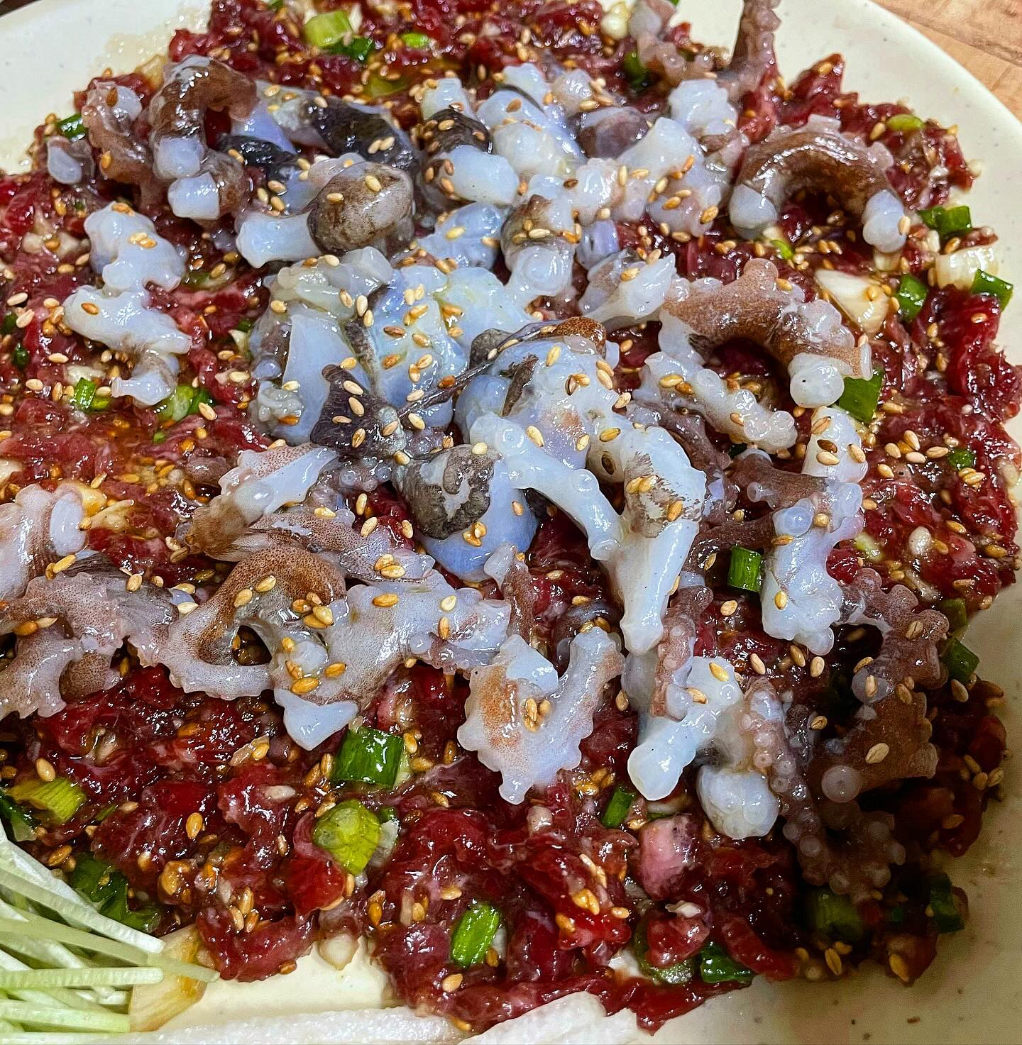 인현시장 전 맛집 구룡포 #충무로 #구룡포

충무로 인현시장 골목에 있는 충무로 구룡포다.
허름한 가게지만 분위기 하나는 최고의 맛집이다.
안주도 무척이나 맛있고 무엇보다 소주하고 궁합이 너무 잘 맞는다.

모듬전은 겉은 바삭하게 튀겨낸 튀김옷이 내용물을 감싸고 있다. 겉바속촉 그자체이다.
육사시미는 신선함이 느껴지는 한우를 입안속으로 와앙하고 넣을 수 있다.
산낙지는 잘게 갈려진 낙지에 참기름을 솔솔 뿌려서 고소함이 극에 달한다.

구룡포는 겨울에 가면 너무 분위기 있어서 막짤은 예전에 찍었던 골목사진 투척📸

#깨비_충무로

📌충무로구룡포(서울 중구 충무로2길 35)
📌모듬전(중) 35,000원, 육사시미(중) 40,000원, 산낙지 25,000원
⏰13:00~22:00(매주 일요일 휴무)
☎️02-2269-1003