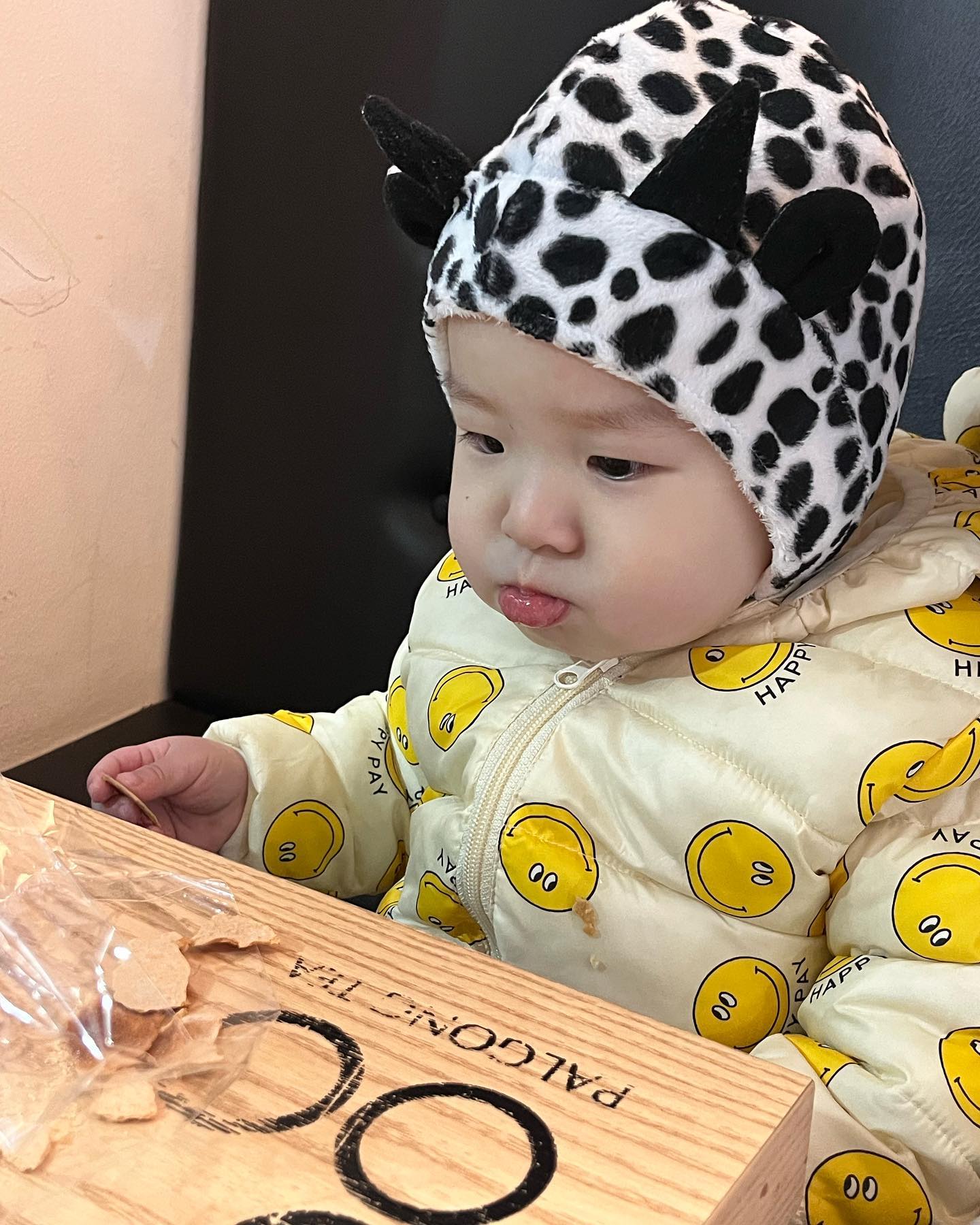 엄마가 #홍두병다크초코 먹고싶다고 하곤 공갈빵 왕창 들고 가다가 호연이가 꽈당 하면서 공갈빵이 길 한복판에서 파사삭…….주섬주섬 치우는데 #원보병가 에서 홍두병 사장님이랑 공갈빵 새로 주셨다,,❤️ 인간 공갈빵이 아직 감사하는법을 몰라서 엄마인 제가 대신 감사합니다❤️