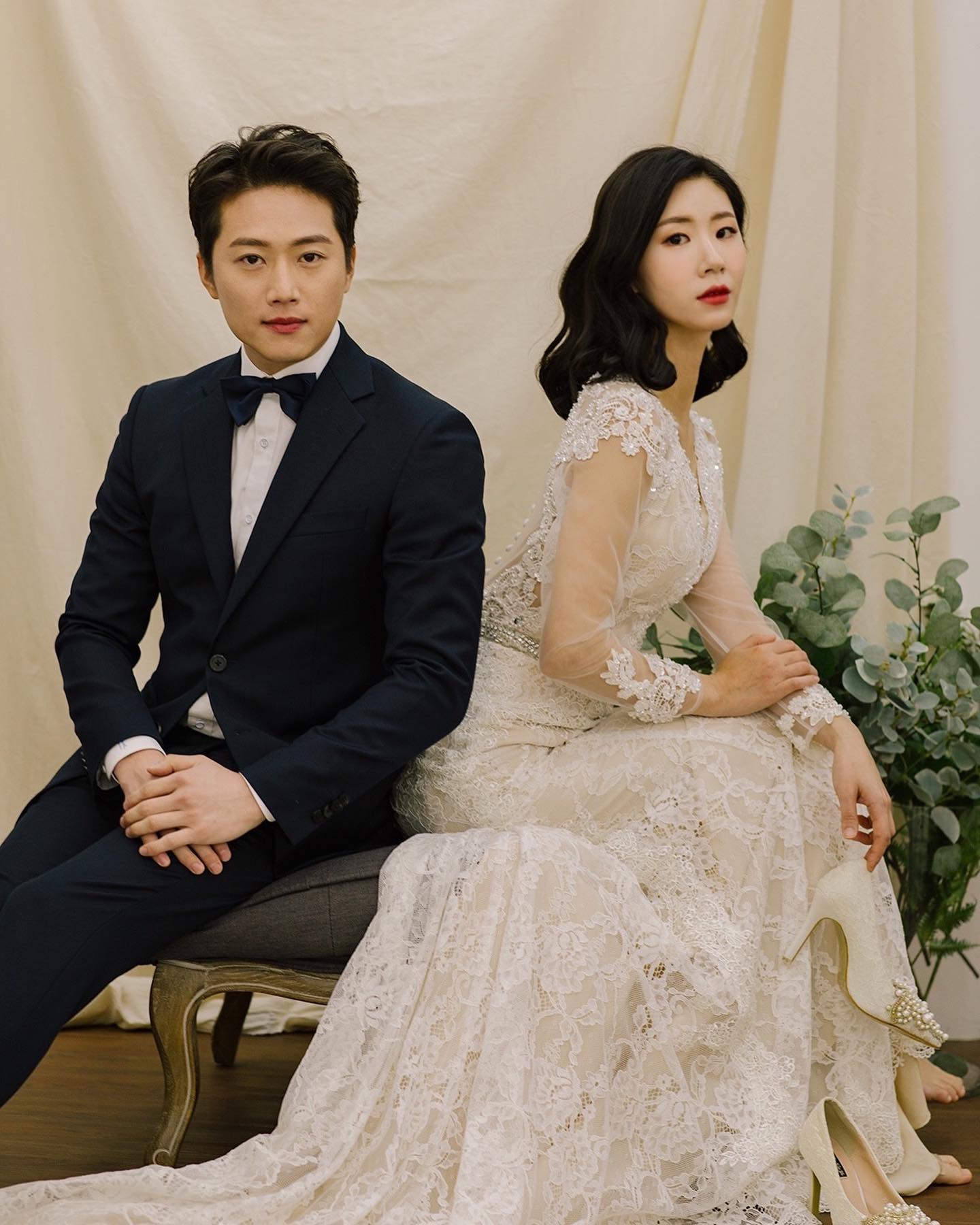 우리 부부에게는 두개의 웨딩화보가있다
하나는 진짜 결혼할때찍은거
다른 하나는 연애때 알바로 찍은
미공개 웨딩화보
오늘 공개 🤣
모델시절 웨딩촬영이 들어왔는데 남자친구 있냐 물어봐서
있다고하니 사진보여드리고
바로 남자모델로 캐스팅된 구남자친구 현남편님
갑자기 아이폰에 뜨길래 투척
연애초기때라 둘다 영앤슬림..🥹❤️

#이젠아줌마아저씨 #지금은 #미스터엔미세스스미스 #실사판 #🔫
