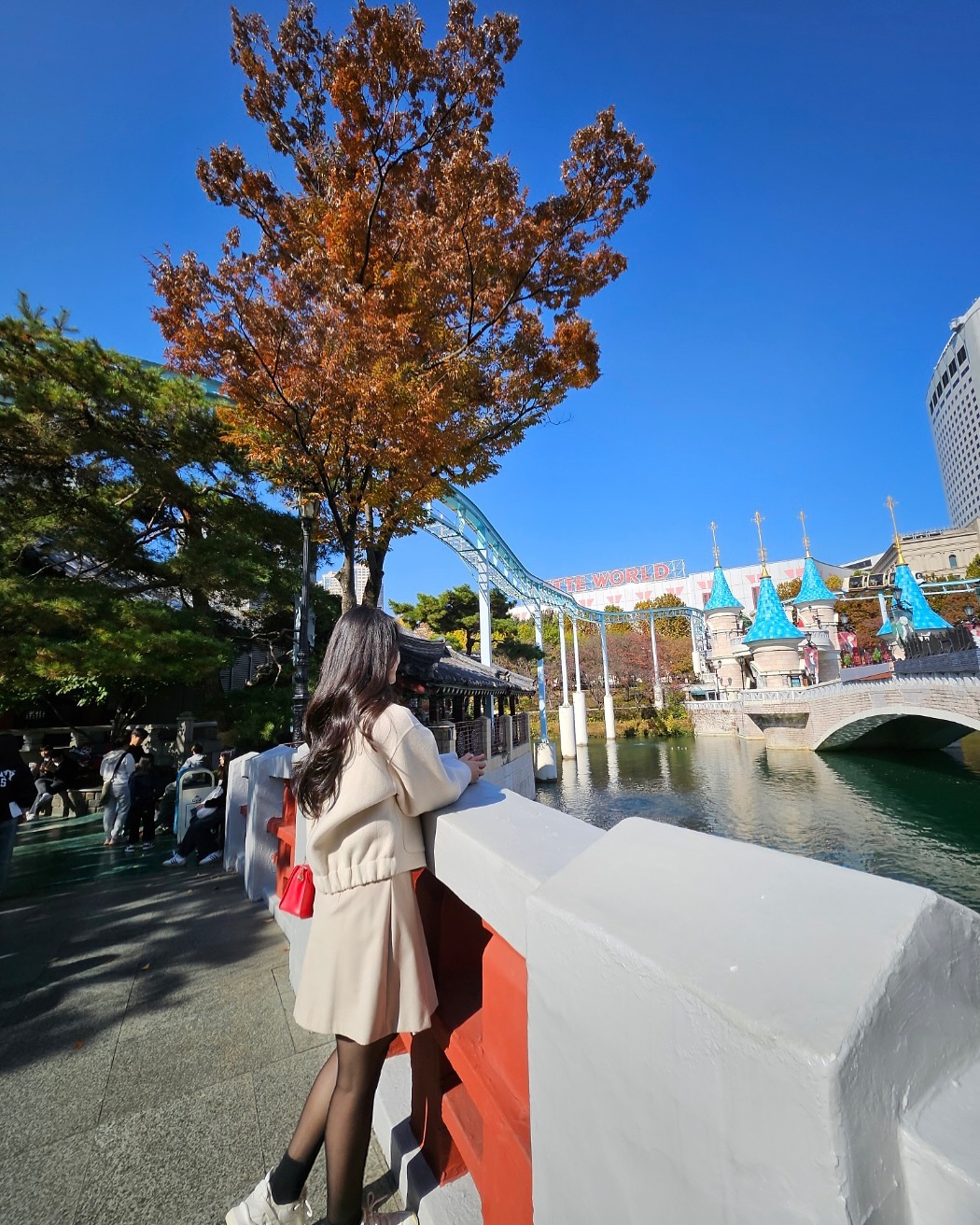 모험과 환상의 나라로🏰💕

현실에 힘들어 골골 대던 나를
환상의 나라로 데려다 준 요정들🧚
덕분에 스트레스가 다 풀렸오🥰🫶🏻

첫 오프닝으로 아트란티스는
무려 3시간반 기다림까지🤣
마무리는 후렌치레볼루션🎢
그리고 젤라또와 츄러스 버터옥수수까지
이게 행복이네🥰🩵

#롯데월드 #모험과신비의나라 
#소확행 #추억남기기
