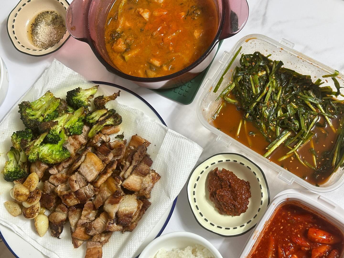 부추무침 오늘 해치울려고 삼겹살 구움
된찌에도 삼겹 넣음
고기 기름에 구운 브룩커리 마디따