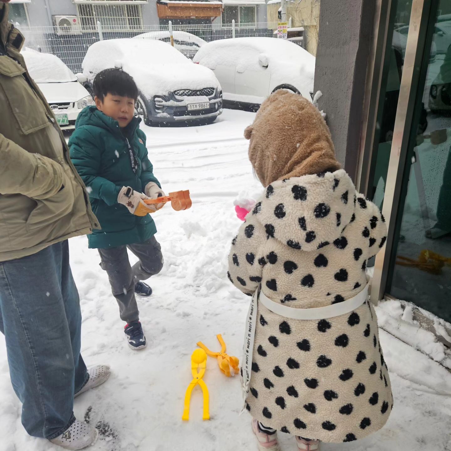 2023년 12월 30일

출근길에 눈이 엄청 내리길래..
속으로 이상상을했는데 정말... ㅋㅋ

퇴근후...
다행이야~아빠가 쉬는날이라 😆😆
엄마는 사진만 찍을께~
작년엔 송연이랑 종우랑 열심히 만들었는데
그다음날 누군가 🚬 담배꽁초를 심어놔서?
송연이가 충격받았는데..

아직 기억하고있다니...

(열심히 만들고 망가뜨려서 물어보니
나쁜사람이 눈사람한테 담배 끼워놓으면 어찌하냐며..).
그래서 괜찮다고 안심시키고 
들어갔는데 그담날..
눈과비가와서 다 녹아버린 ⛄️ 눈사람 ~😭😭

올해?  2024년엔 
썰매장도가고 빙어낚시도 가자!!🫶

우리악동들~
장꾸에 여우짓 하는 10살 8살이지만
그래도 엄마는 우리악동들 사랑해❣️

#눈사람집게 
#눈오리집게 
#뽀로로집게
#눈오는날❄️
#눈사람만들기 
#아빠와눈사람만들기⛄️ 
#남매맘 
#10살아들 
#8살딸
#사랑해
#펑펑눈이옵니다