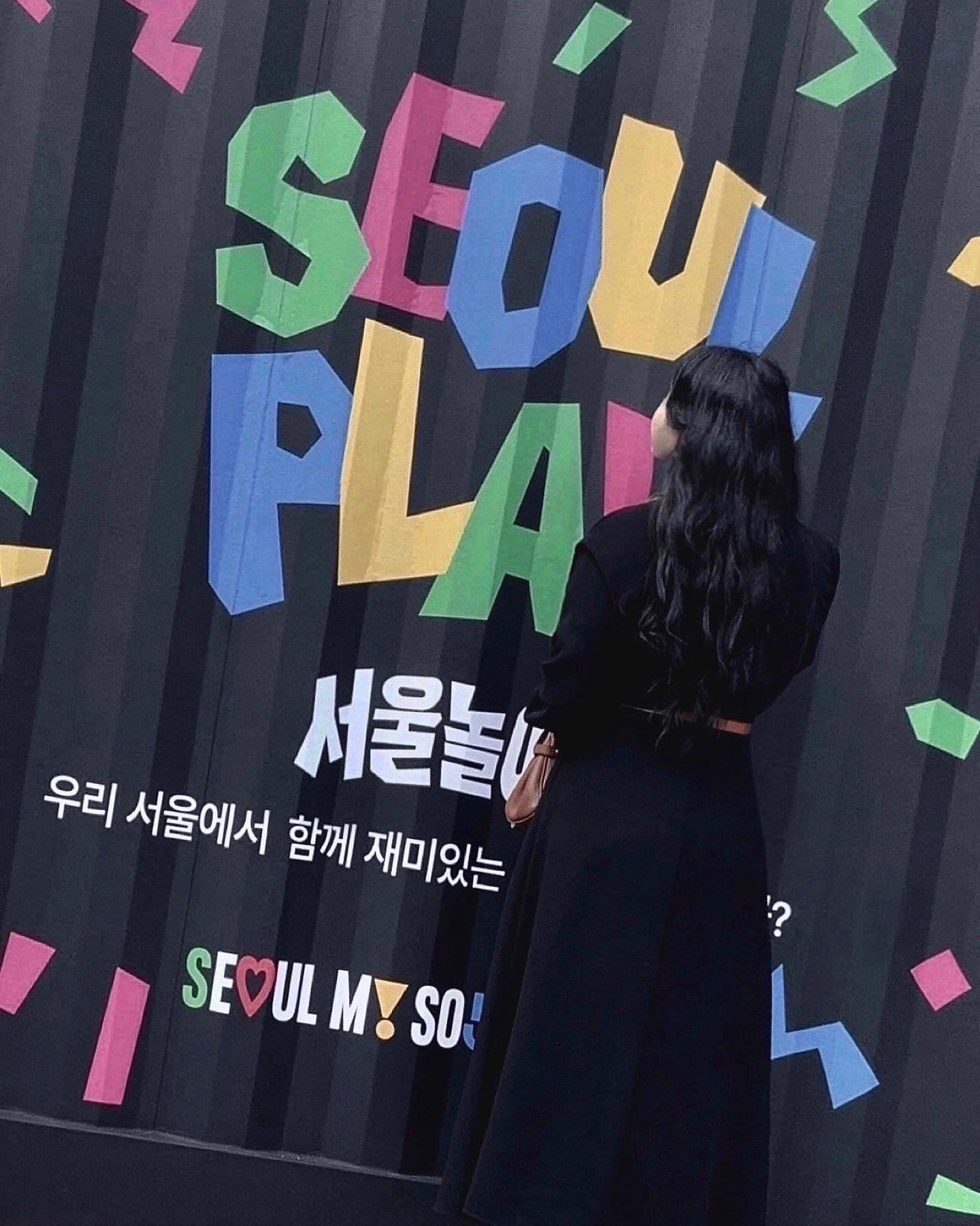 #협찬 #서울플레이 
추억의 놀이가 가득한 무료관람 #서울놀이 
지나가다 재밌어 보여서 참여하고 왔어요

LED 빛을 활용한 < 전통놀이 5종 > 🌟✨
사방치기, 땅따먹기, 달팽이놀이, 방방이, 시소 
얼굴을 인식해 감정을 읽는 AR소울 미러🪞✨
스탬프 모으면 꽝 없는 뽑기 참여도 가능하고 
스타벅스 기프트콘 증정 현장 이벤트 진행중 

서울놀이 seoulplay.official 팔로우 하고
다양한 이벤트 소식 받아 보세요. 여기가 핫플

☑️장소: 서울 종로구 세종대로 175
☑️기간: 2024.2.3(토) - 2024.5.6(월)
☑️시간: 13:00 - 21:00 상시운영 예정 
☑️주차: 세종로 공영, 교보문고 주자창 추천

#빛의놀이터 #무료관람 #광화문데이트 
#서울가볼만한곳 #서울핫플 #seoulplay 
#seoultrip #gwanghwamunsquare