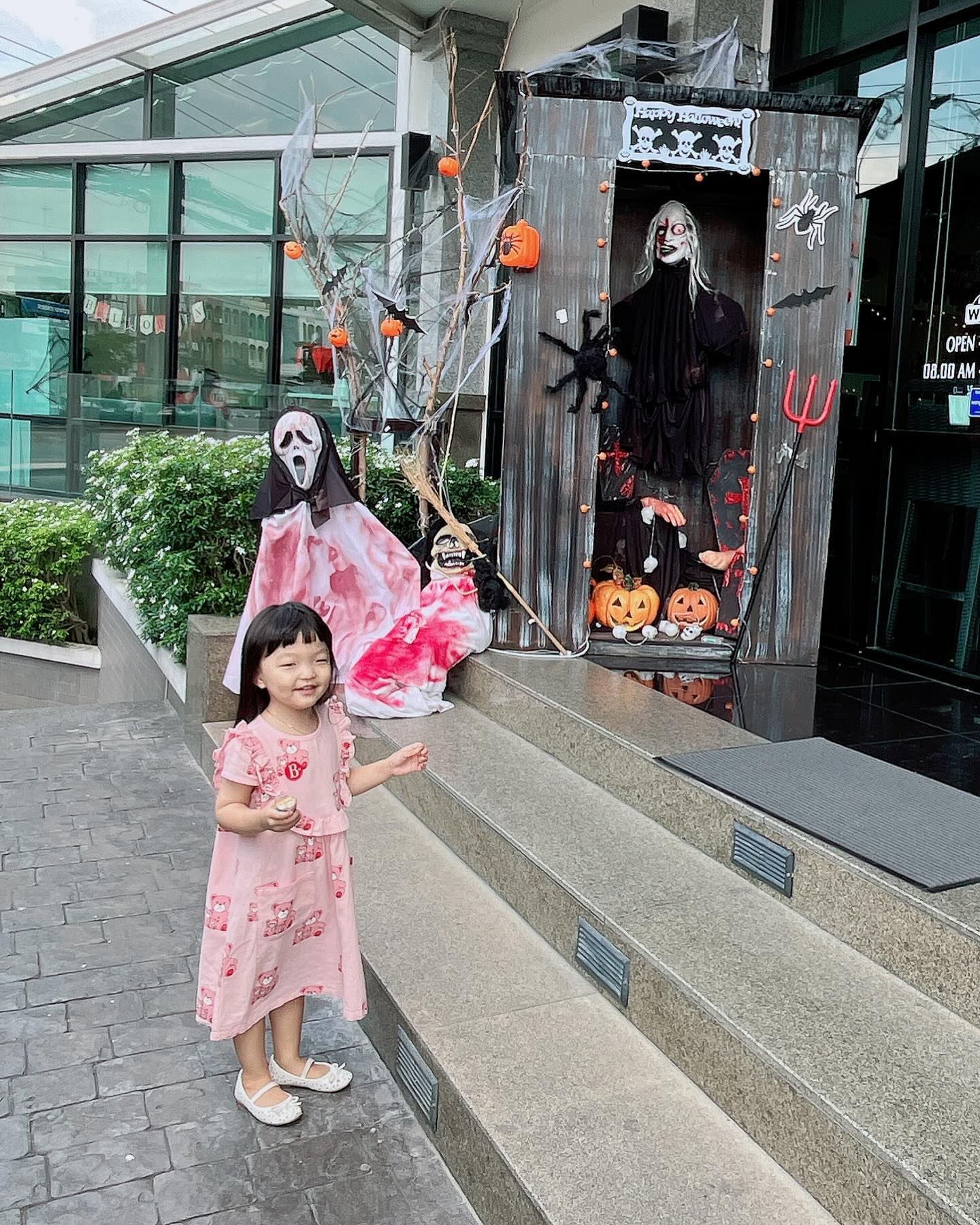해피할로윈🎃
태국에서도 할로윈데이에는 여기저기 이벤트도 많이 하고요.
샵마다 으시시한 인테리어들을 한가득 해두더라구요.
할로윈데이에 라엘이와 칸타리카페가서 맛난 점심먹고 옴.
한참지난 피드.👻

#늦둥이맘 #40대맘 #큰딸은대딩 #대딩맘 #4살딸 #딸둘맘 #자매맘 #육아소통환영 #골프훈련 #태국골프 #아유타야 #아유타야에서살기 #태국맘 #해외육아 #태국살이 #할로윈데이