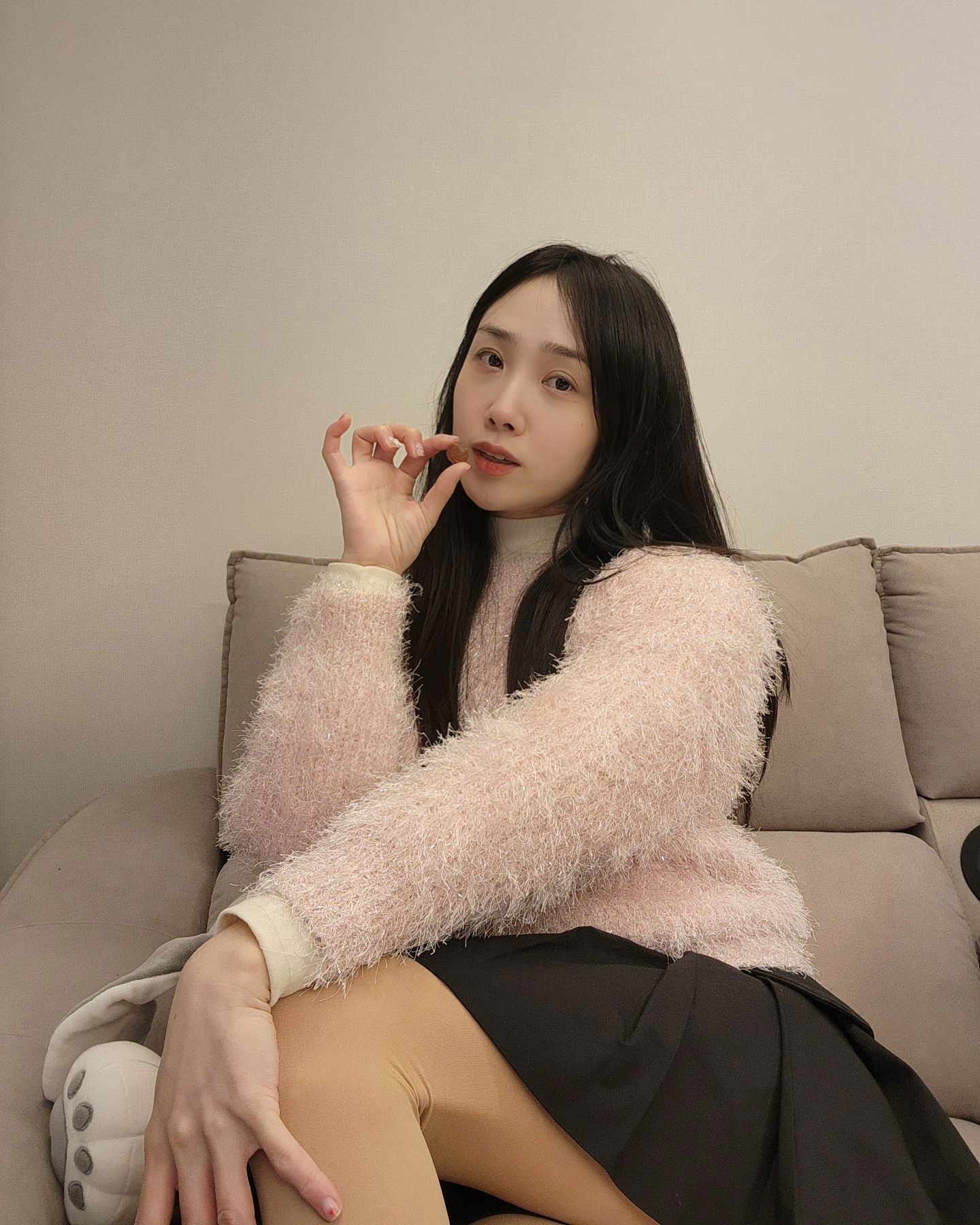 #협찬 baragi_official 
평소 레슨으로 목을 많이 쓰는데 요즘 건조하다보니 목이찢어질듯 아프더라구요. 아무리 따뜻하게해주고 물을 먹고 가습을 해도 소용이 없어서 배도라지 차를 꾸준히 마셨는데 그걸로도 부족해서 찾아낸 바라기 사탕 🍬 

도라지가 들어 목에좋고 경희대출신 한약사 부부가 만든 제품이라 해서 더 믿고 먹을수 있었어요 ! 

도라지뿐 아니라 프로폴리스 모과 오미자 감초 까지 들어간 건강 사탕이에요. 건강이라는게 좋은 원료로 꾸준히 섭취해주면 좋아진다 하더라구요 . 한번에 좋아질순 없겠지만 목관리 꾸준히 사탕으로 맛있게 할수 있으니 너무 좋은거 아니겠어요? 😆

목캔디가 사실 목에는 그리좋지않데요. 목이 칼칼해서 드시는 분들은 바라기 캔디로 상쾌하게 맛있게 즐기세요.

천연재료들만 최대치로 와르르 쏟아넣어준 바리기캔디

도라지맛 1 도 안나고 목캔디처럼 화한데 조청으로 달달하게 맛을낸 무설탕 캔디에요. 하루에 여러번 먹어도 대고 잠올때 먹어도 되는 건강 캔디 사소한것부터 건강하게 챙겨보세요 ✌️ 

#바라기 #생활한방연구소 #도라지캔디 #목캔디 #목아플때사탕 #프로폴리스사탕 #도라지사탕찬