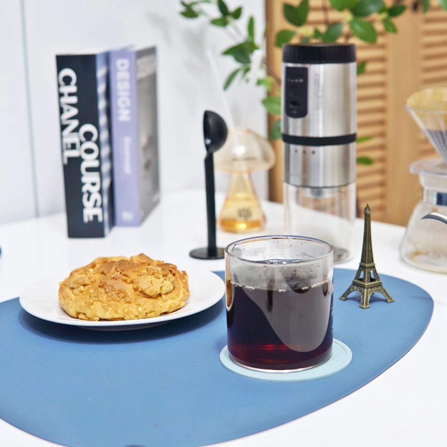오늘도 홈카페 open!

테이블이 아닌 책상에서 내려보는 커피 ☕️ 
오늘 날씨에 딱인 원두에 연하게 내린 내 스타일 드립커피에 맛있는 빵 🥖 
오늘도 열일하자

#열일해야지
#커피홀릭 #원두커피 #뚜레쥬르빵