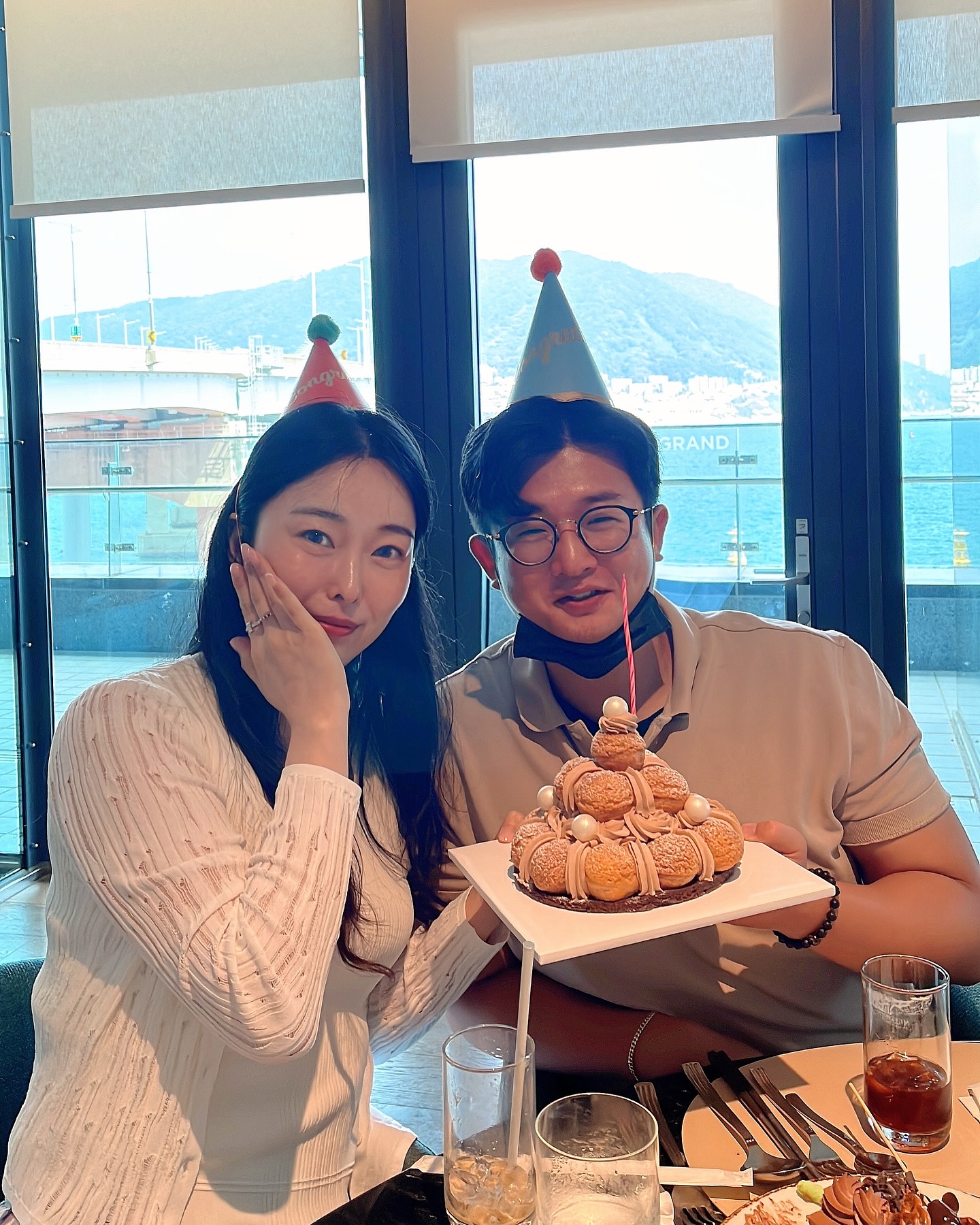 친정가족들이 열어준 하마띠랑 나랑 합동생파😍😍

생일이라고 폴라로이드도 찍어주시고
럭키드로우 해가지고 스파클링 와인도 받고
아빠가 준 봉투에 입찢어지는중😆😆😆😆

행복한 생일주간💜

#찐별부부 #윈덤그랜드호텔부산