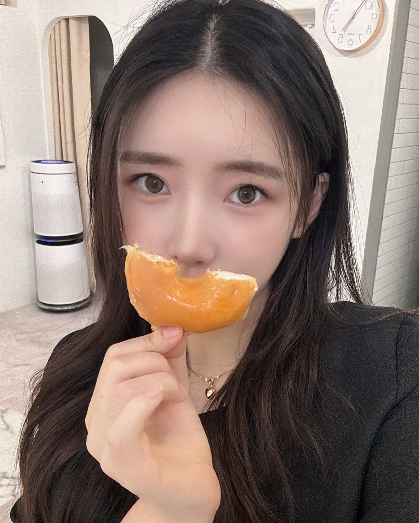 #협찬 #크리스피도넛 스마일 챌린지🙂
⠀
Let‘s Share Smile!
즐거운 순간엔 크리스피크림과 함께
⠀
크리스피도넛 먹고스마일도넛 챌린지에 참여해
24K 골드 글레이즈드(20돈)& 시그니엘 숙박권등 다양한 럭셔리 경품에 당첨되어보세요 .ᐟ🎁
⠀
내가 만든 스마일 도넛 사진과 함께 #스마일도넛챌린지 #스도챌 #크리스피크림도넛 해시태그 + 크리스피크림 도넛 공식 인스타그램 계정 krispykremekr 태그하면 참여완료입니다
⠀
⠀
🍩이벤트 경품
1등(1명) : 도넛 사이즈의 24K 골드 글레이즈드
2등(2명) : 시그니엘 서울 그랜드 디럭스 룸 숙박권
3등(80명) : 오리지널 글레이즈드 하프더즌 모바일 교환권
4등(1854명) : 오리지널 글레이즈드 1개 모바일 교환권
⠀
🏷️응모기간
2024년 11월 15일 (금) ~ 12월 5일 (목)
⠀
⠀
#크리스피크림도넛 #스마일도넛챌린지 #스도챌 #광고 #일상# 먹방 #먹스타그램 
⠀
