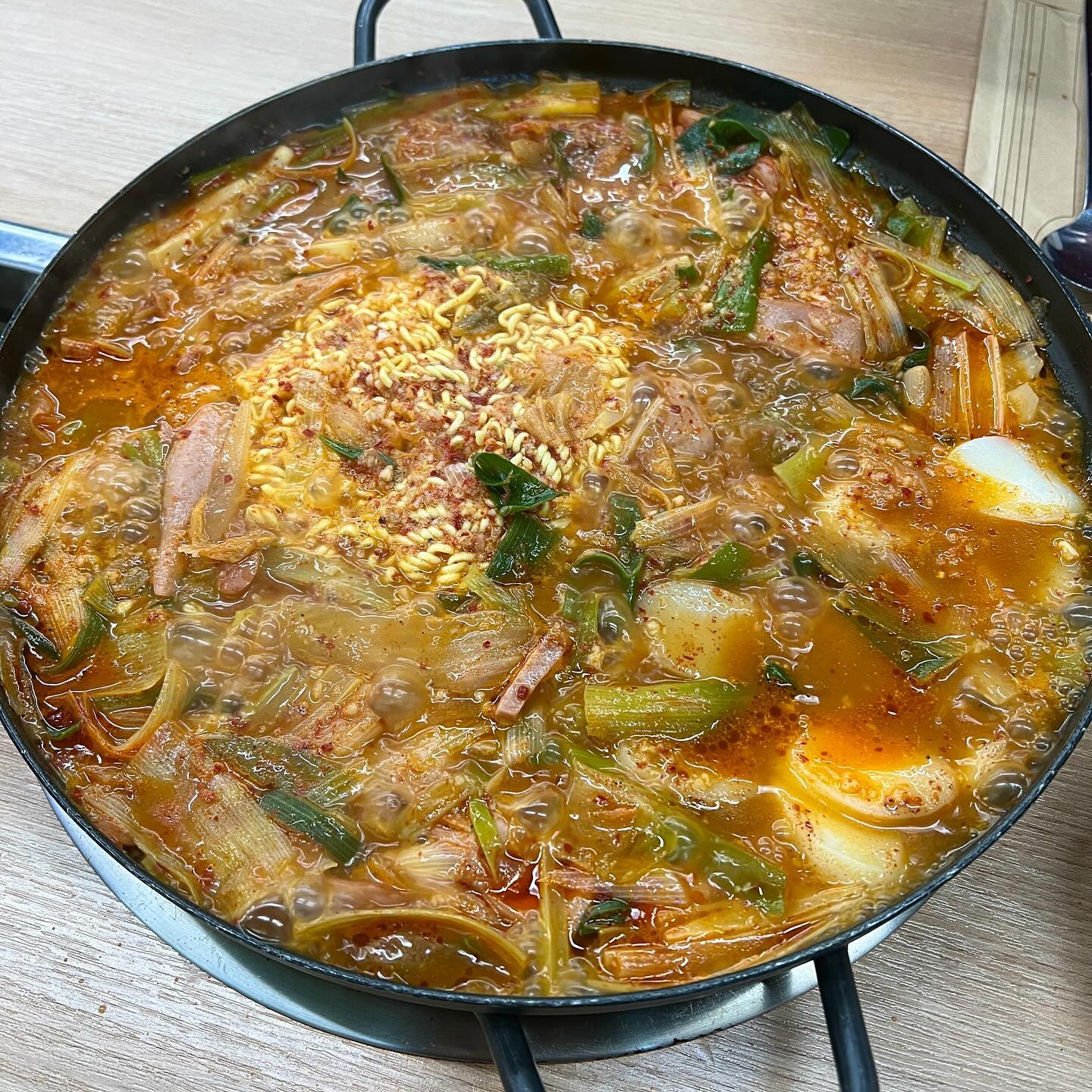 #본가부대찌개_융건릉본점
다진 마늘 듬뿍 해장각 부대찌개 맛집
⠀
화성 윤건릉, 수원대학교 후문 근처에 있는
여니쓰의 부대찌개 맛집을 소개합니다!
많은 부대찌개 맛집 중 본가부대찌개를 좋아하는 이유는
다진 마늘을 듬뿍 넣어주셔서 국물 깊이가 차원이 다른 곳❗️
다진 마늘을 넣고 1분 더 끓인 후 먹으면 국물이 달라져요〰️
더 진해진 국물을 맛보면 바로 해장각👍
⠀
소세지, 야채, 떡, 고기 등 사리도 엄청 푸짐해서
2인분에 라면사리 하나만 추가해도 배 터지게 먹을 수 있는 양!
라면사리를 추가하면 신라면을 하나 통째로 주심❣️
소세지도 너무 맛있고 다진 고기도 듬뿍 들어있어서
맛이 없을 수 없는 부대찌개😋
⠀
기본 반찬은 셀프바에서 리필해서 먹을 수 있고,
깊은 국물에 밥 비벼서 먹으면 1공기 순삭가능🔥
배 터지게 먹고 마무리 후식 음료로 매실차와 수정과가 있어서 
여니쓰는 매실차 선택했습니닷💞
⠀
주차공간도 아주 넉넉쓰 내부도 넓고 테이블도 많은데 
언제 와도 북적이는 부대찌개 맛집✨
푸짐하고 깊은 국물의 부대찌개를 맛보고 싶으시다면
본가부대찌개 융건릉보점 추천드려요!
⠀
⠀
📍본가부대찌개 융건릉본점
경기 화성시 세자로 451 1층, 2층
영업시간 : 매일 10시 - 21시
전화번호 : 0507-1482-5508
⠀
🏷️ 주문 메뉴
부대찌개 (2인 기준 20.0)
라면사리 (1.0)
⠀
⠀
#본가부대찌개융건릉본점 #수원대맛집 #안녕동맛집 #화성시맛집 #융건릉맛집 #수원대부대찌개 #화성부대찌개 #안녕동부대찌개 #융건릉부대찌개 #경기화성맛집 #화성맛집 #화성핫플 #수원핫플 #맛집탐방 #먹스타 #먹스타맞팔