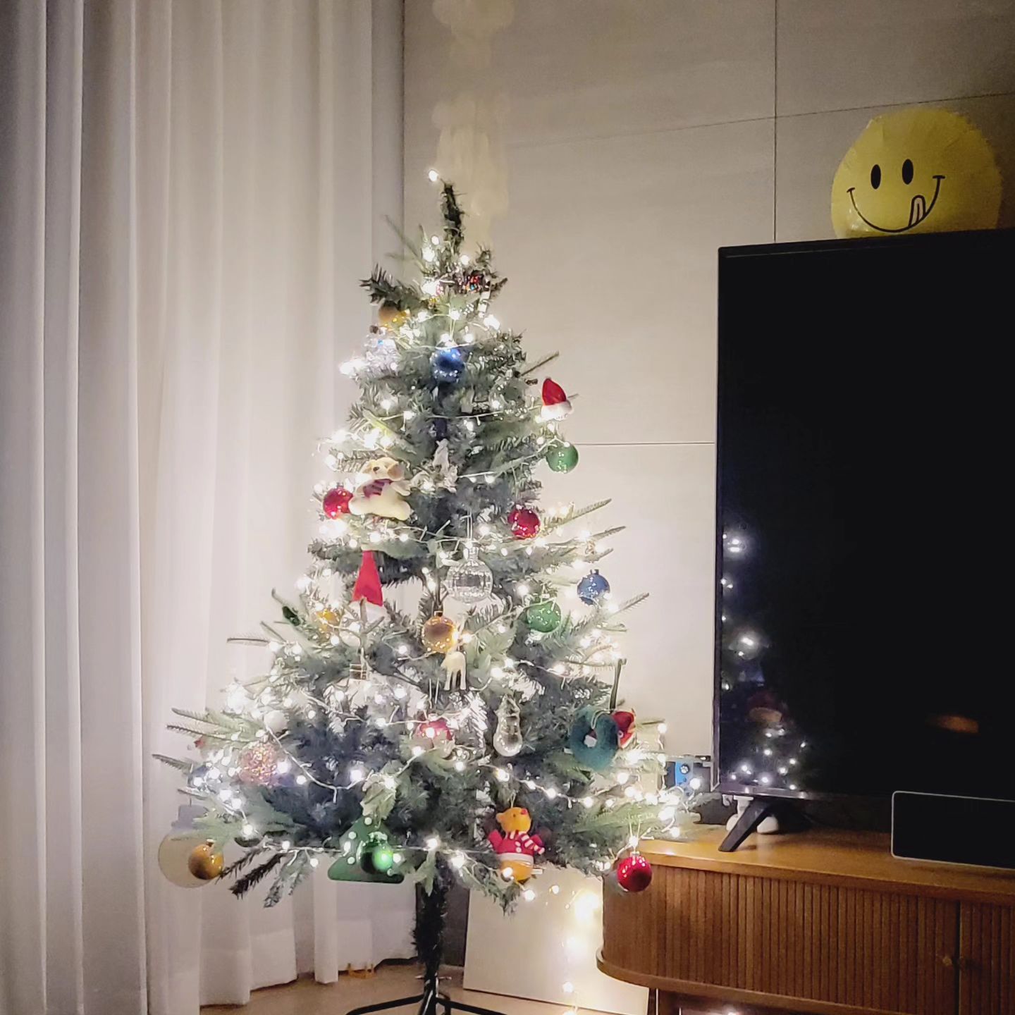 오늘 예롱이랑 같이 만든 크리스마스트리🌲 예롱이가 직접 오너먼트도 달고 조명도 같이 둘러주고 기분이 좋다🫶🏻 

셩이모가 보내 준 파인애플도 무척이나 맛있구, 은령이모가 선물 해준 예롱이 키링도 사랑이야💖 

오늘 밤은 트리멍 타임~~~~👀