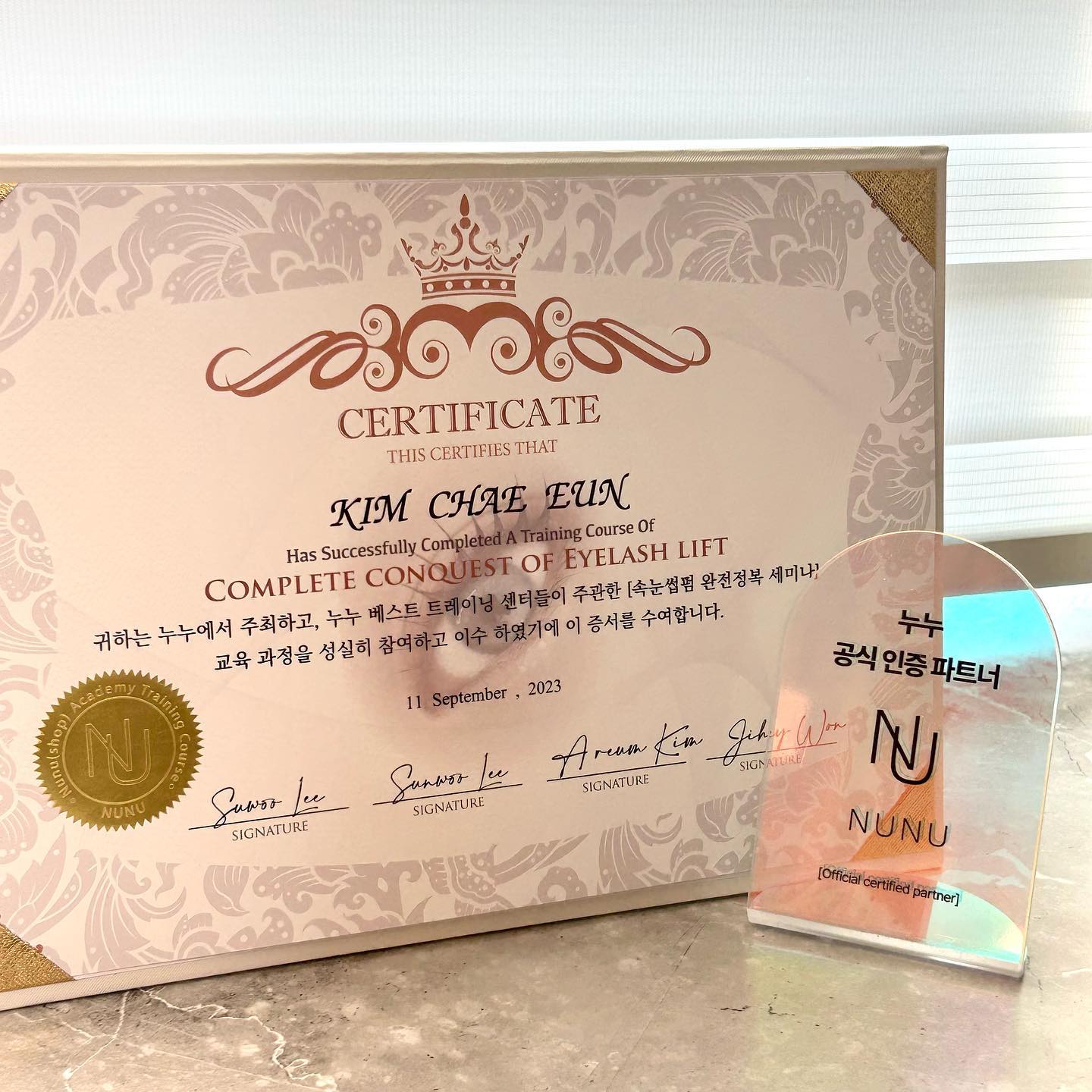 지난주 NUNU 속눈썹펌 완전정복 세미나 다녀왔습니다!🎓

오랜만에 서울 상경으로 기차 놓쳐 세미나 못갈뻔했지만,,!! 불행중 다행으로(?) 기차 연착으로 무사히! 잘~ 다녀오게되었어요 ㅎㅎ

주위에서 왜 아직도 배우러 다녀?
그만 배워도 되잖아.
이런 말도 많이 들어요

배움은 끝이 없다는걸 느끼고,
경력이 쌓여도 경력이 많아도 배움은 멈출수 없는 거죠✍🏻🏫

아직 전 배고프거든요ㅎㅎ

맨 앞자리에서 긴 시간동안 두눈으로, 두귀로 쏙쏙 흡수시키고 왔어요 ><

꿀팁과 함께 이론까지 쏙쏙 풀어주셔서 너무 감사했습니다~❤️‍🔥

앞으로도 더 발전하는 페르레이가 될게요🫶🏻