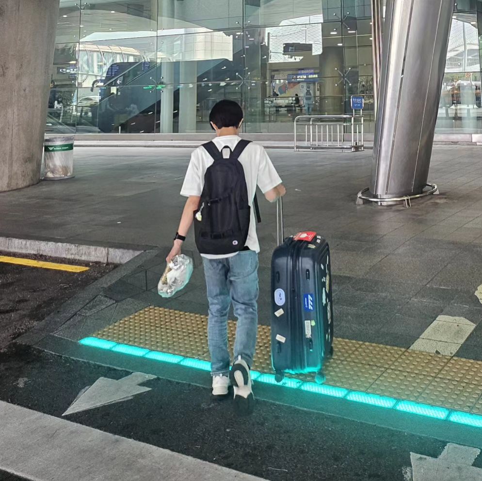 밀려 있던 여행기 그 두 번째,
뭐가 됐든 한 번은 가야만 했었던 그 곳,
덥기도 오지게 더웠던 7월 초의 3박 4일 대만 이야기 🇹🇼
Vol. 1
(8월이 가기 전엔 어떻게든 올려야 한다 )
+ 3,300자를 썼는데,
피드당 2,200자 제한이 있는 걸 처음 알게 됨

* 1일차

단 한 번도 내 자의로 대만을 가야겠다는 생각을 해본 적이 없는데,
마침 타이밍도 맞았고, 언젠가는 해야 할 숙제도 해결할 겸
큰 맘 먹고(=내려 놓고) 향한 타오위안 공항

쿠마몽을 연상 시키는 곰이 그려진 부스에서
대만 여행 지원금을 뽑았으나 호기롭게 한 것치곤
허무할 정도로 순식간에 꽝,
동행녀들은 모두 당첨 🙄

사실 아직도 그 제도에 대해서 잘 모르긴 하겠지만,
아무튼 공동 여행 경비에 큰 도움이 되었다는 것은 확실

흡연실도 찾을 겸, 공기도 느껴볼 겸 공항 밖을 살짝 나갔다가
또 뜨악 소리를 내뱉게 되는 대만의 날씨와 맞닥뜨림
(올해는 더운 날, 더운 곳으로만 찾아 다니네)

그렇게 리무진 버스를 타고 타이베이 메인 역에 내려
택시로 한 번 갈아타서 시먼 숙소까지 무사히 도착

처음 숙소 예약할 때
좁은데 창문이 있는 방과 넓은데 창문이 없는 방 중에서
제법 고민을 하다가 후자를 선택했는데,
잘못된 선택이었다는 걸 방에 들어서자마자 직감함

황실에 온 건가 싶은 인테리어와 가구 배치,
클로젯에서는 거꾸로 매달린 여인이 문 열고 나올 것 같기도 하고

위치가 까르푸와 지척이었던 터라
올해 처음이자 대만에서 처음 먹는 망고 빙수로 잠깐 휴식

대만에 대한 지식은 1도 없는 상태였고,
처음부터 그녀들만 믿고 졸졸 따라 다닐 심산이었던 터라
어쩌다 보니 으리으리한 뷔페에서 맞게 된 첫 저녁 식사

음식도 배 터지게 먹고,
맥주도 배 터지게 마시고,
만족스런 상태로 배 뚱땅거리며 옮긴 스린 야시장

1일 2망빙이 가능한 곳이라니
제법 괜찮은 곳일지도...라는 생각을 하며 관광객 마냥
야시장을 총총총 따라 다니다가 깜빡이 없이 훅 들어온 취두부 냄새

평소 중화권은 안다니니 취두부 냄새를 맡을 일도 없었던 탓에
깜빡이 없이 훅 치고 들어온,
처음 겪은 취두부 냄새는 진돗개 하나 수준 🚨
그 뒤로는 취두부 적힌 간판이 보이면 숨을 참는 수준에 이름

* 2일차

본격 대만 관광객 모드 ON

미리 예스지 당일 버스 투어를 예약해뒀다.
예류 지질 공원과 스펀 그리고 지우펀까지

예류에서 본 바다와 하늘은 그 어느 곳보다 청명하고 예뻤지만,
습도 잔뜩 머금은 해풍 몰아치는 청량하지 못한 날씨 때문에
몇 번은 정신을 잃었던 것 같기도 🤦‍

이왕 관광객 모드인 김에
스펀에서 남들 다하는 풍등에 건강과 안녕과 평화와 안식을 바라는 마음을 담아
네 가지 소원을 적어 저멀리 띄워 보냈다.
(띄우면서 얘네들은 어디로 가서 누가 치울까 문득 궁금해짐)

마지막 코스 지우펀이 제법 킥이었는데,
누군가는 센과 치히로의 행방불명의 배경지라고 하지만
개인적으로는 잘 모르겠지만 신기한 곳인 건 분명하다.
이 산꼭대기에 이런 곳을 용케도 잘 감춰놨구나라는 생각이 자연스레 드는 곳

날씨만 조금 덜 더웠더라면 이 미로 같은 동네를
들쑤시고 다녀도 좋겠다 싶을 만큼 신비롭고도 예뻤던 지우펀

어찌하여 늘 하루의 마지막은 야시장인지 🤔
맛 보여주고 싶다는 로컬 음식을 찾아 라오허제 야시장에 도착
전날 된통 당한 탓에 취두부 간판이 있는지 두리번 거리며
눈에 보였다 하면 숨을 참고(혹은 깔딱깔딱 쉬며) 걷는 스킬을 발동