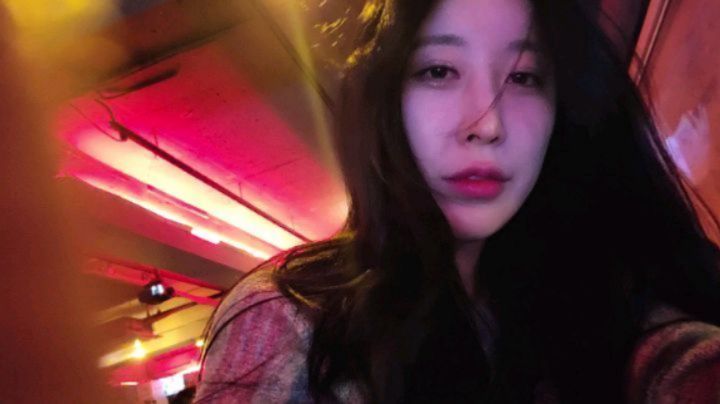 창가 쪽 바람도 솔솔 불고 
 빛도 좋아서 셀카찍는데 지나다는 사람들이랑 눈 마주쳐서 민망 머쓱 𐐃ᯖ𐐃 💦