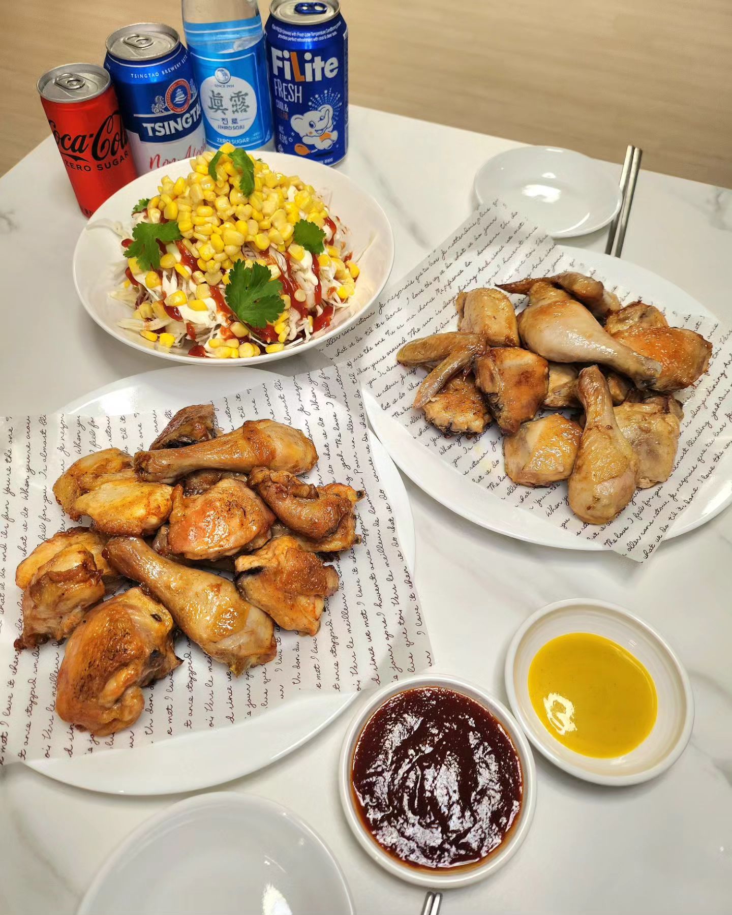 따스한 주말의 마무리는 #🍗
오븐구이 치킨으로 1인 1닭 했어요~
내일부턴 비가 온다죠..?
비 오고 나면 추워 진다는거.....덜덜🥶

튀기지 않아 더 건강하고
기름 쪽 빠진 #로스트치킨

오픈 행사 라서 1+1 
11900원에 포토리뷰 쓰면 
네이버 포인트로 2000원 돌려 받으니
9900원에 두마린데... 안 드실 껀가요...?🤭

가성비 가심비 다 채워준
#닭대표 #오븐구이치킨 
혼술 안주로도 좋아서 또 사놔야 겠어요😘

케요네즈에 콘 산더미 올린
양배추 샐러드와 함께 먹으니 더 맛있네요😭

.
.
.
.
.
.
.
#집밥#홈쿡#신혼#신혼밥상#저녁밥상#신혼저녁밥상#홈술#노동주#안주#술상#맛스타그램#쿡스타그램#먹스타그램#가정식#자취요리#선팔맞팔#먹팔환영