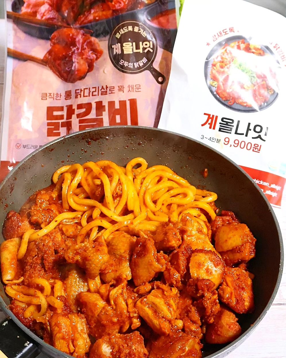 #협찬 계올나잇 닭갈비 

부드러운 닭다리살을 사용해
매콤달콤 맛있는 양념으로 꽉 채운
계올나잇 닭갈비 

'계올나잇' 문구처럼 
밤새 홈술안주로 즐기기 좋아요

비법양념으로 
누구나 즐길 수 있는 
부드러운 매콤함

서울 중앙시장에서 
40년동안 닭고기 가공을 해오신
부모님의 대를 이어 
엄선한 오동통하고 품질 좋은 
닭다리살로 만들었다고 합니다

그래서인지 큼직한 닭다리살 살코기가
야들야들하니 부드러워서 
먹는 재미가 더해집니다
진짜 좋은 부위로 사용했더라구요

900g 넉넉한 양으로
캠핑이나 홈파티 안주로도 딱

양념도 충분해서 
야채나 치즈, 사리를 더해 먹으면
더 풍족하니 맛있습니다

저는 우동사리를 더해 먹었는데요
우동사리에 맛있는 양념이 배어
더 맛있더라구요 
우동사리 넣어 먹는거 추천추천

chicken_allnight
.
.
.
#계올나잇 #캠핑요리 #닭갈비밀키트 #맛있다그램 #맛스타 #맛스타그램 #닭갈비맛집 #닭갈비 #닭갈비택배 #캠핑요리 #캠핑밀키트 #오늘뭐먹지 #안주메뉴 #안주스타그램 #안주 #술안주 #술스타그램
