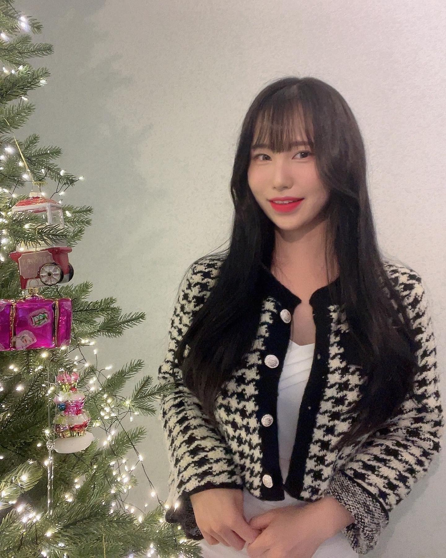 끝나지않은 트리사진🎄💗
.
.
.
.
.
#홍대 #홍대맛집 #서울핫플 #서울핫플레이스 #팔로우반사 #좋반 #좋아요반사 #첫줄좋반 #맞좋 #선팔하면맞팔 #맞팔환영 #맞팔 #맞좋아요 #좋반테러 #소통 #맞팔해요 #인친 #데일리룩코디 #인친환영 #소통해요 #오오티디 #셀스타그램 #얼스타그램 #소통환영 #인친해요 #팔로우미 #셀카 #첫줄