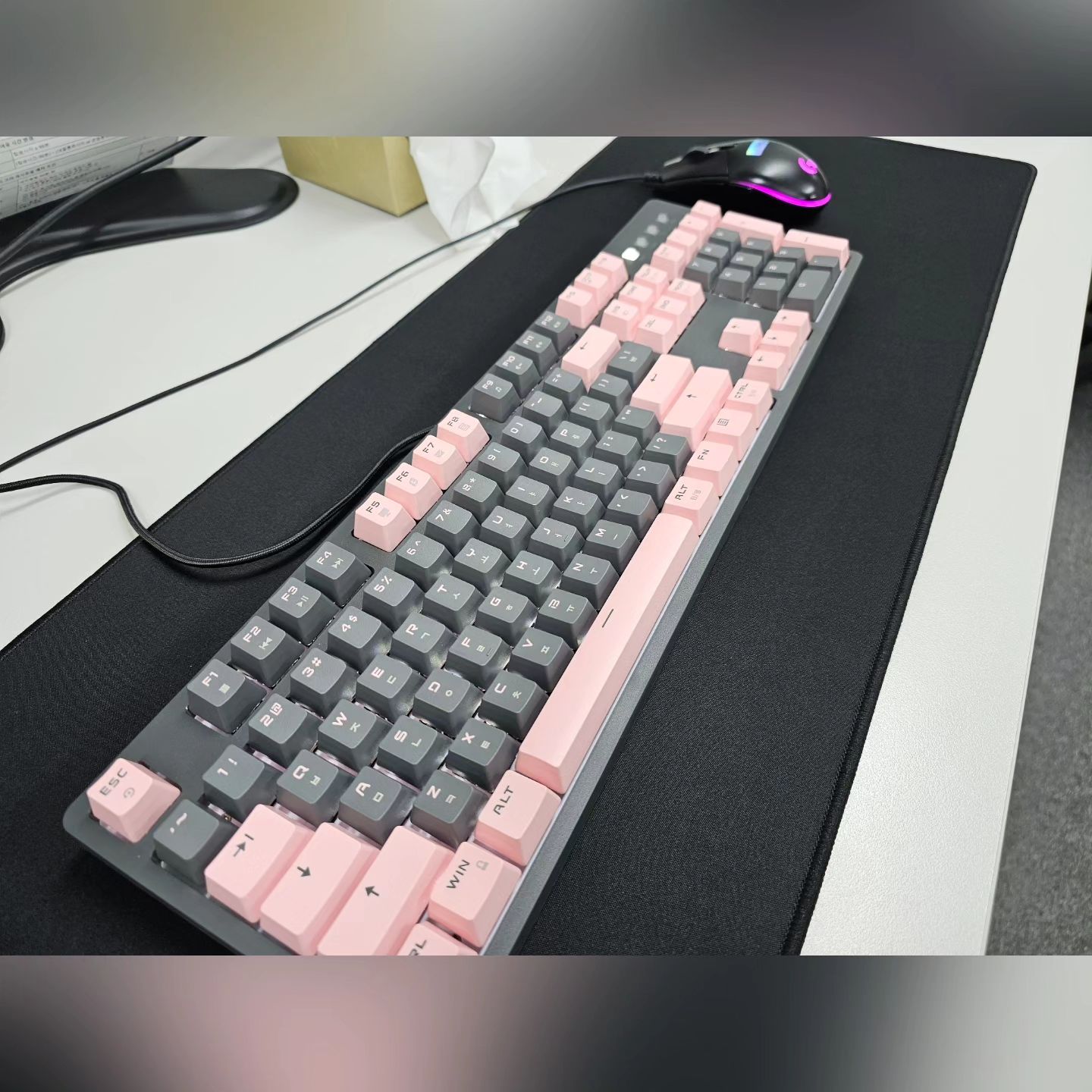 스위치가 고장나더라도 걱정 없이 예비스위치로 교체 가능한 스위치와 스위치 리무버가 들어있다고 해서 관심갖고 있던 광축 키보드를 체험해보았습니다.

몇일간  회사와 집에서  노트북에 연결해서 사용해봤는데 
키감도 좋고 보호캡을 씌우지 않아도 미끄러짐 없어서 정확도가 좋으니 오타도 적어서 저는 만족 ♡ 

기존 제가 가지고 있는 키보드 LED는 밝기조절이 안되어서 
어두운곳에서 (가끔 불꺼놓고 게임 하거나.. 고양이들이 잔다고 불끄라고 잔소리하면 끄고 일해요..)  사용할때 눈이 피로한데 W101P 는 밝기조절이 가능해서 좋더라고요.
( 불꺼놓고 몰래 게임하는 분들께도 강추 흐흐)

모델명 :  W101P 
색상 : 애쉬핑크 ( 애쉬그레이 + 베이비 핑크)
구성 : 
예비 스위치 * 3 / 스위치& 키캡 리무버 / 키캡사이 먼지 제거용 붓 / 키보드 설명서 ( 단축키)
특징: 
- 4세대 광학스위치
- IPX8 완전 방수 !!  냥이들이 툭치고 지나가는 음료도 무섭지 않아요!! 
- 고급스러운 PBT 이색사출 키캡으로 번들거림 없고 글자 각인이 안지워진다고 해요.
- 빠른 입력속도와 1억회 입력 수명 

본 리뷰는 라인컴즈로부터 제품을 지원받았습니다.

#일상스타그램 #직장인스타그램 #키보드리뷰 #w101p #review #마이크로닉스 #광축 #광축키보드 #선팔하면맞팔 #제품협찬