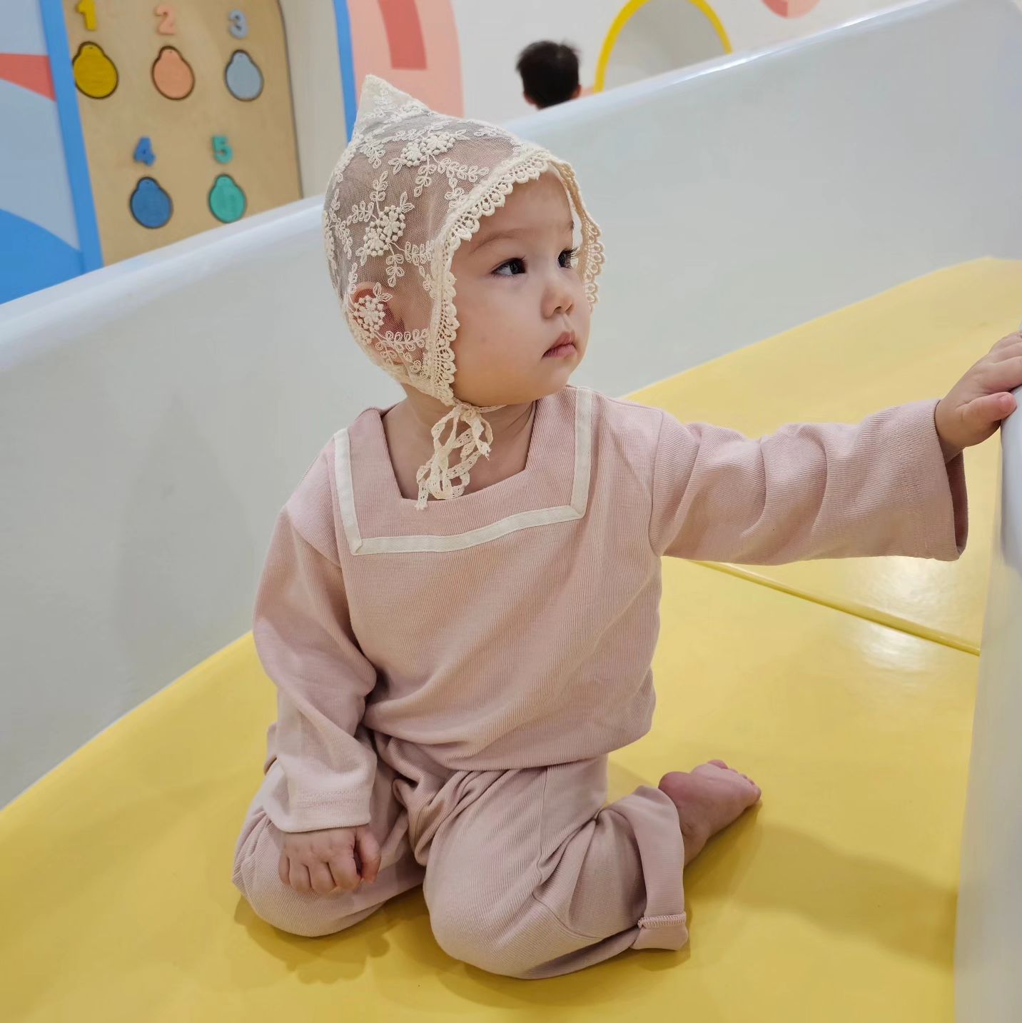 유미 생각: 여기 남자 아이 밖에 없댜 다른 곳으로 가자....