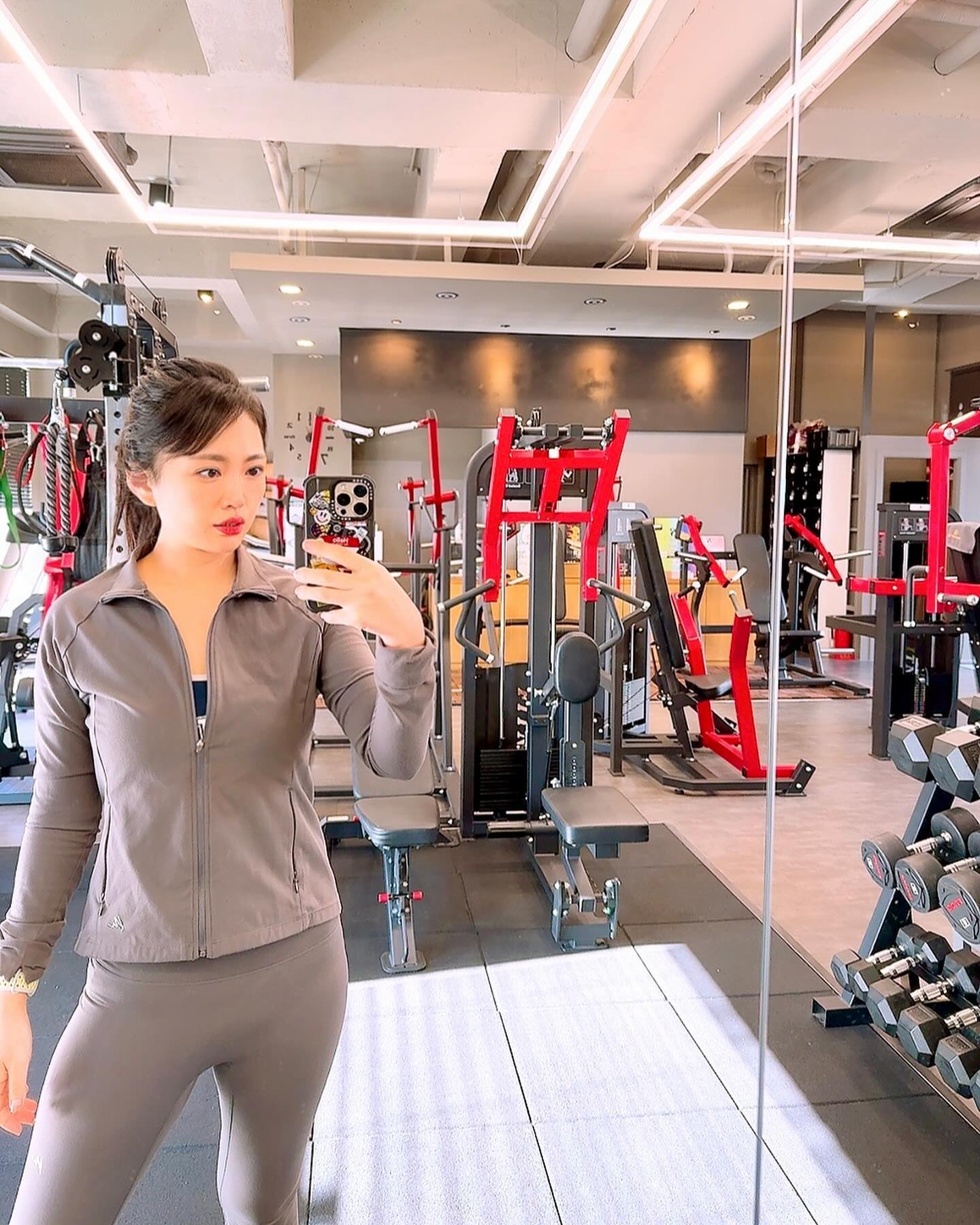 ⠀
⠀
☀️ 월요일 헬스장 어깨, 가슴운동 🏋🏻‍♀️
⠀
영하 6° 실화냐구요, 추운날에는 침대와 함께이고 싶다. . .
넣어논 롱패딩 다시 꺼내입고 출동 🚀
⠀
✔️덤벨 리어델토이드✔️숄더프레스
✔️버터플라이 머신 (앞,뒤로)✔️체스트 프레스
⠀
토요일 빡쌨던 하체 아직도 아프네 🦵🏻(회복이 느린편. . .)
나의 어깨운동은 잔잔하게 근육 풀어 주고
무게를 많이 치는 게 아니라
이 상태에서 근육만 붙게 해주시는 운동으로 해주신다 💪🏻
⠀
유산소를 늘려야되는걸 머리로는 알지만
몸이 따라주질 않는다 🤣
⠀
⠀
⠀
⠀