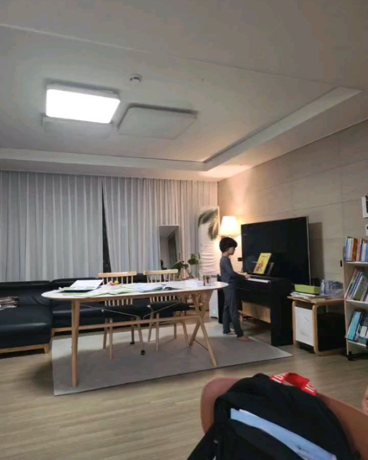 #형제싸움♨️ 
🧒 엄마 시안이는 저보고 시끄럽다고 피아노 못치게 하면서 자기는 막 쳐요!! 나도 칠꺼야!!!
#엄마껀다좋아보여 
형이랑 싸우고 엄마 책상에서 숙제 중