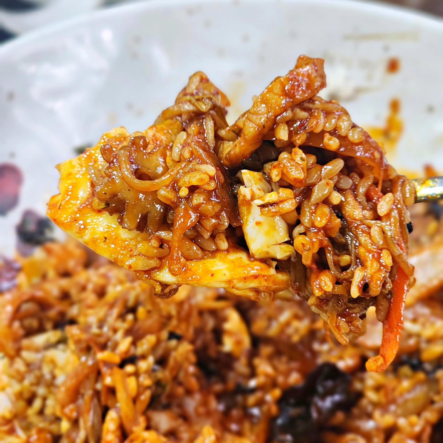 일산에 중화비빔밥 파는곳이 
여기말고 또있나? '대화반점'
⠀
영업시간 : 11-22 /14-17 브레이크타임
(일요일은 정기휴무)
⠀
중화비빔밥 한번 먹어본사람은 
이 자극적인 맛에 hair 나올수가 없는데 
나또한 그중에 1인...ㅎㅎ
⠀
일산에도 중화비빔밥을 파는곳이 있나
찾아보다가 알게 된 대화반점!!
⠀
대구까지 가서 먹었었는데 
일산에도 있다니 완전 럭키비키자나~
(그래도 대구만큼의 감동적인맛은 아님)
⠀
-중화비빔밥
오우 화끈한 불향에 계란에 김가루까지?
여기 사장님 완전배우신분!!ㅎㅎ
참기름도 한번 휘리릭 둘러주고싶지만
그래도 이정도도 합격!
⠀
재료 본연의 식감들이 아주 잘살아있었고
적당한 매콤함에 자극적인 나트륨맛이
아주 밥에 비벼먹기에는 적합했다!!
⠀
제육볶음과는 사뭇 다른 느낌의 
뭐랄까 간짬뽕에 밥을 비벼먹는듯한 맛!
⠀
아무튼 좀 자극적이고 비벼먹는거 
좋아하시는분들에게는 적극추천드린다!
비빔 비빔송~ 
⠀
TIP! 점심시간에는 합석이 될수 있다고하니
내향인들은 점심시간은 피하시길~
⠀
⠀
#내돈내산 #내돈내산맛집 #대화반점 #일산맛집 #대화맛집 #먹자국일산 #중화비빔밥맛집 #중식맛집