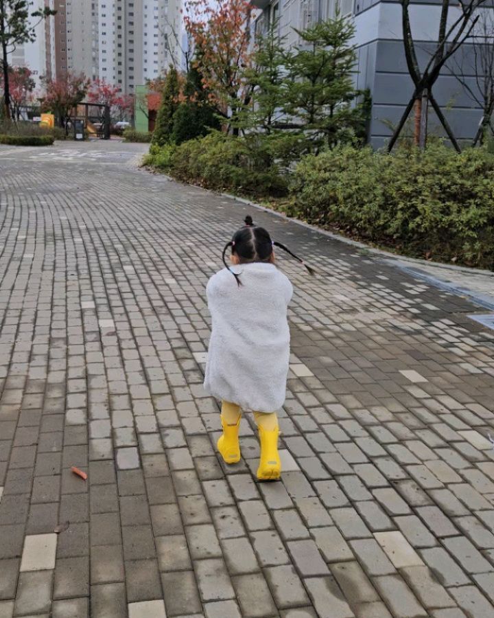 +902일💕
2023.11.06

비가온다니 바로 장화꺼내서 신고 나가자는 소율이
오늘 하루도 잘 보내고 있다보쟝💛

#30개월아기 #30개월딸랑구👶 #이소율은사랑입니다