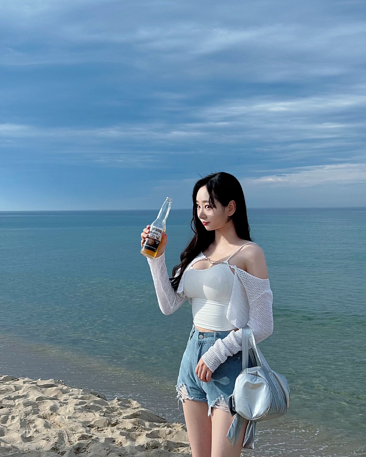 여름바다,맥주 🫶🏻🍺🫧
.
너무 궁금했던 양양 드디어 가봤는데 여전히 핫플인가봐! 
사람 많고 , 2030 다모여서 뭔가 추억여행같았당~ 
10대같은 어른이들이랑 바베큐파티도 하고 재밌었지롱 🪩💃🏻🕺🏻 
대학엠티보단 수학여행느낌 ... 양양만의 분위기가 있넹😳🥹
뭔가 레크레이션 진행하는 문화공간 + 각종 파티들이 모두가 친구칭구.. 
세상은 넓고 문화발전은 다양하네.. 신기방기 
그러나 낡은이는 낮에 서핑 -> 밤에 체력 x  밥먹고 귀가엔딩😇👻
. 
#양양 #서피비치 #서피비치코로나선셋바 #인구해변  #강릉여행 
 #전신샷 #패션 #소통스타그램 #likesforlike  #협찬문의