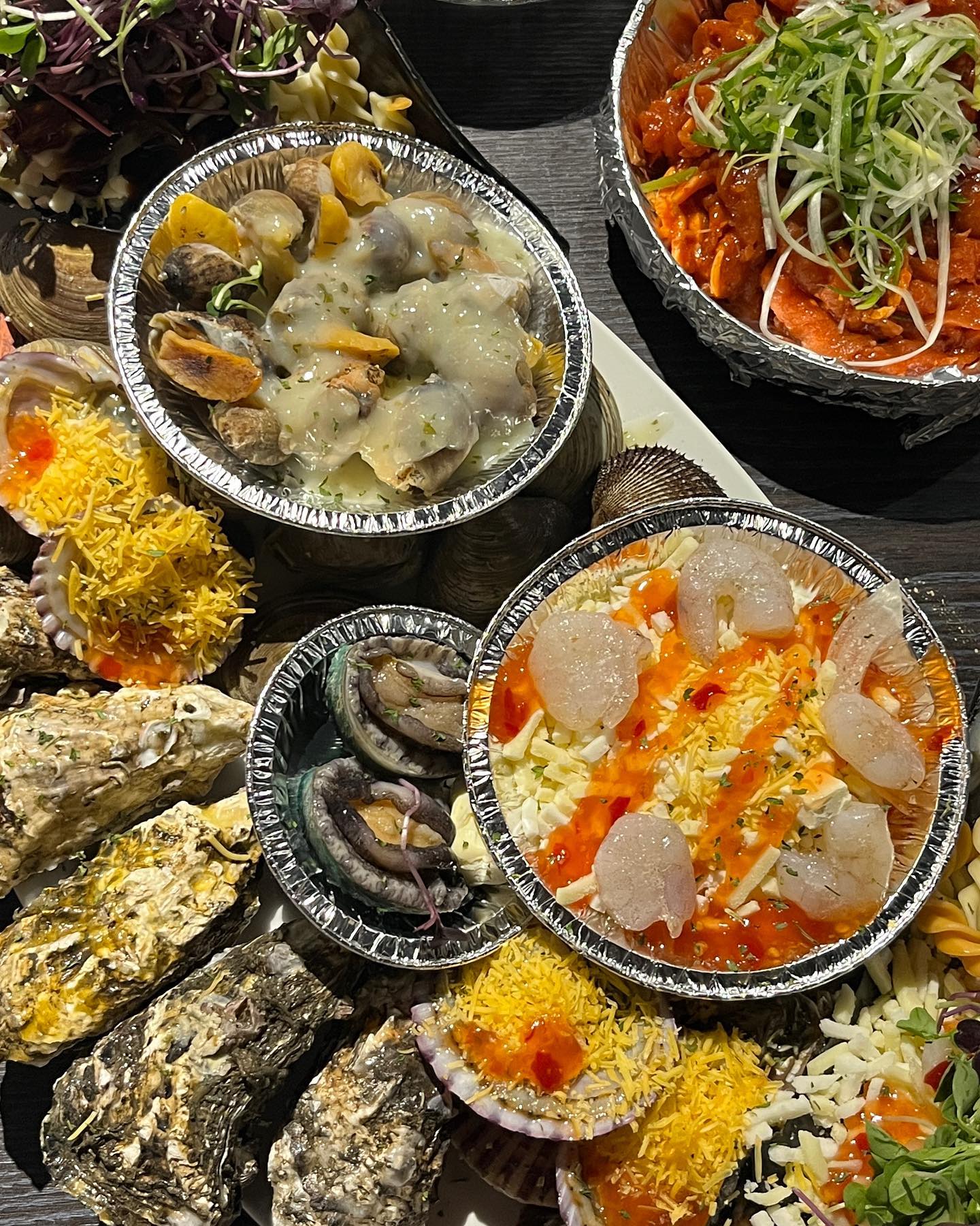 🐚 청춘조개 본점
💓 seafood_oido
🕐 10:00 - 23:50 (금토 - 02:00)

오이도 바닷가 바로 앞 ✨ 내돈내산 강력 추천 조개구이 무한리필 맛집, 청춘조개 본점.

청춘조개 한번 방문하고 나면, 웬만한 곳에서 조개구이로 만족하기가 어려워져요 .. 조개구이 = 청춘조개
"키조개파스타, 매콤파불고기, 전복버터구이, 알새우그라탕, 치즈떡볶이, 해물라면무제한, 치즈무제한, 후식 아이스크림"
이 모든 메뉴를 한상에 즐길 수 있다는 것이 바로 청춘조개의 가장 큰 장점이 아니겠어요 ?!

신선한 조개구이를 배터지게 🏷 명품조개 무한리필(가리비 포함) 39.5

조개만 무한리필 가격은 35.0 이지만, 저희는 가리비를 더 좋아하기 때문에 항상 조개와 가라비 모두 리필 가능한 2번 메뉴로 주문해요. 무한리필도 메뉴가 나뉘어 있으니 취향껏 선택하셔서 드시면 됩니당. 👍 

청춘남녀가 북적거리는 조개구이 맛집, 청춘조개에 다녀왔어요. 오이도에서 가장 유명한 조개구이 맛집답게, 방문할 때마다 웨이팅이 있었어요. 회전율이 느릴텐데 매장이 커서 그런지 웨이팅이 생각보다 빨리 빠지더라구요 ? 웨이팅이 좀 있어도 너무 섭해마시고, 조금 기다려보기 추천드립니당 😉

📍 시흥시 오이도로 199-1
☎️ 0507-1412-5227
📌 주차/예약 가능
🎁 예약 방문 시, 멘보샤 제공

#오이도맛집 #조개구이 #조개구이맛집 #오이도조개구이 #청춘조개