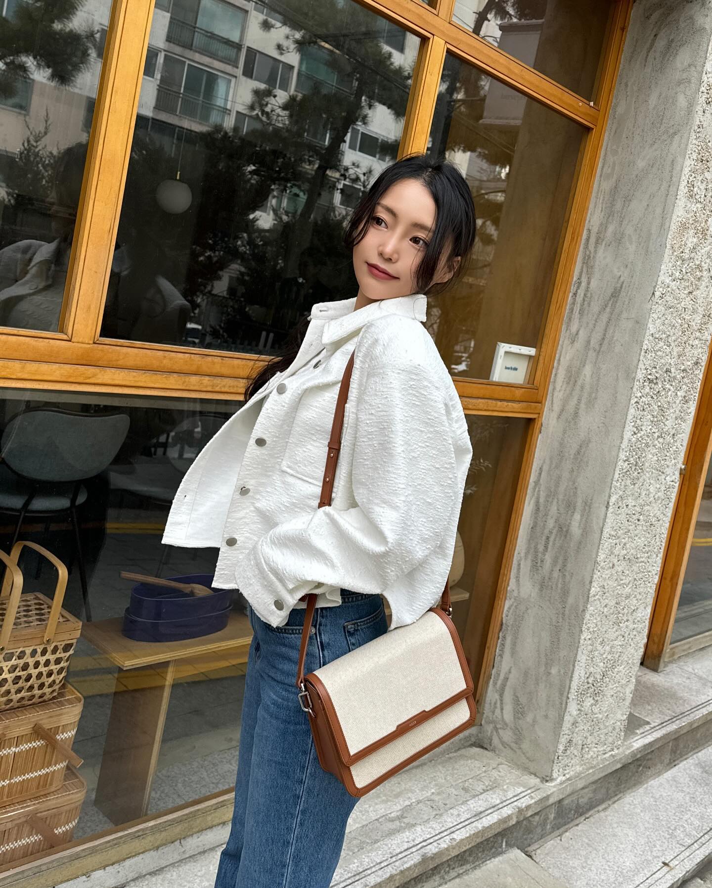 hoze_official 
봄이라 그런지 캔버스 백에 눈이 가는 요즘!
#HOZE 의 직사각형 형태의 파레트백은 각진 모양이 매력적인 제품인데,
총 세 개로 나누어진 수납공간까지 마음에 들었지( ˶ｰ̀֊ｰ́˶)
패브릭과 가죽 믹스로 제작되었고 블랙, 브라운 두 개 컬러 중
좀 더 부드러운 분위기가 나는 브라운으로 겟-✌🏻

#MYHOZE #스타일링 #가방추천 #데일리백 #여자가방#출근룩 #크로스백 #숄더백#ootd #오오티디#데일리룩#봄코디#봄룩