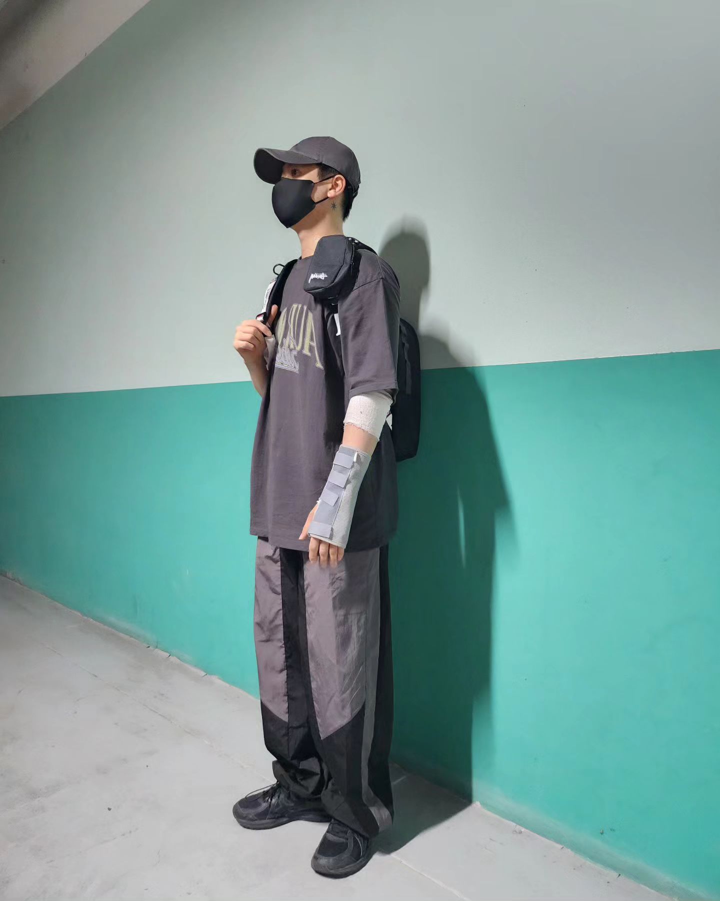 안녕하세요~ 패숀입니다. 
오늘은 무려!!
✅️2만원대 가성비 그래픽 반팔 티셔츠를 가져왔습니다!!
#가성비 #에즈카톤 서브스톰 반팔 티셔츠

색상 : 블랙, 딥 그레이, 크림 그레이
추천 : 블랙 ⬅️ 딥 그레이 ⬅️ 크림 그레이

#️⃣장점
빈티지한 컬러감이 포인트
전면부 : 오로라 서브 스톰 레터링
반라바 나염 기법을 사용
저렴한 가격
EZ루즈핏
20수 싱글 원단(여름에도 시원하게 입을 수 있는 두께감)

🔹️매치 포인트
빈티지한 느낌의 티셔츠로 전체적으러 캐쥬얼한 스트릿을 포인트로 매치해주는게 포인트!

가방, 악세사리, 모자, 에어맥스 등등으로 포인트주면 패션 매치 완성~¡¡

가성비 반팔 티셔츠 다들 하나 장만하세용~~☺️☺️

모자 #윅
상의 #에즈카톤
하의 #꼼파뇨
신발 #아식스